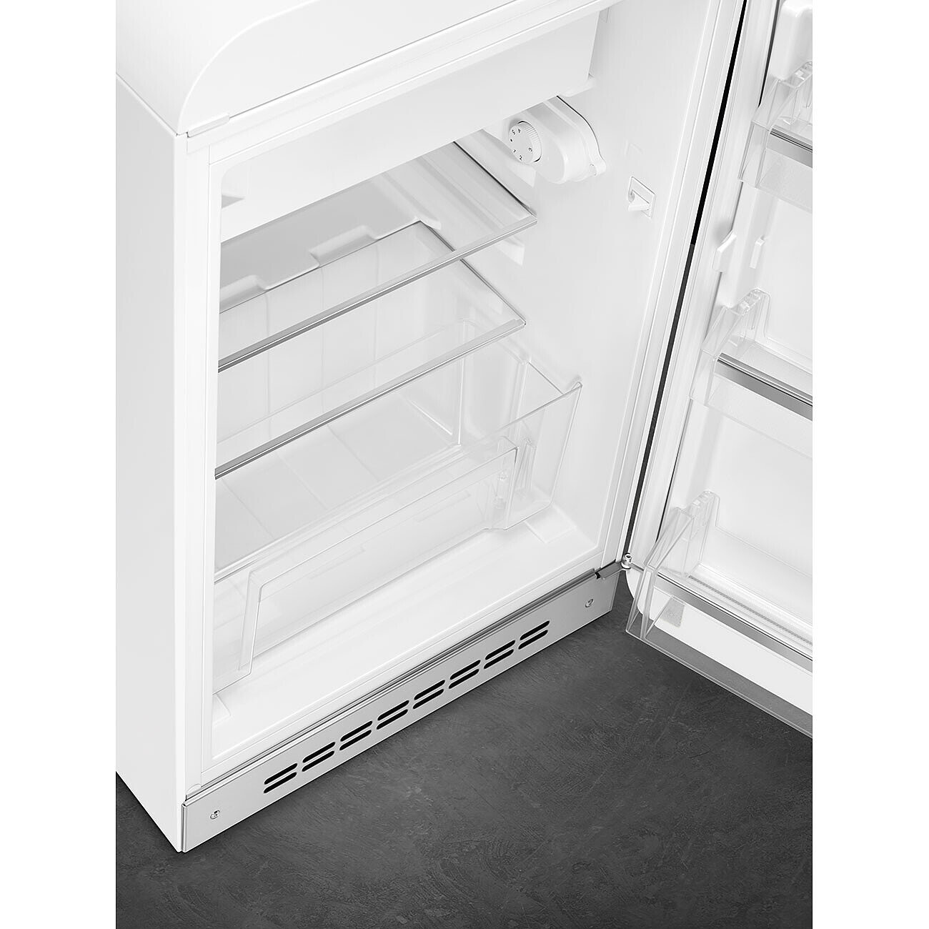 Refrigerador blanco abierto. Interior muestra estantes y cajones transparentes. Puerta entreabierta. Suelo oscuro. Iluminación interna visible.