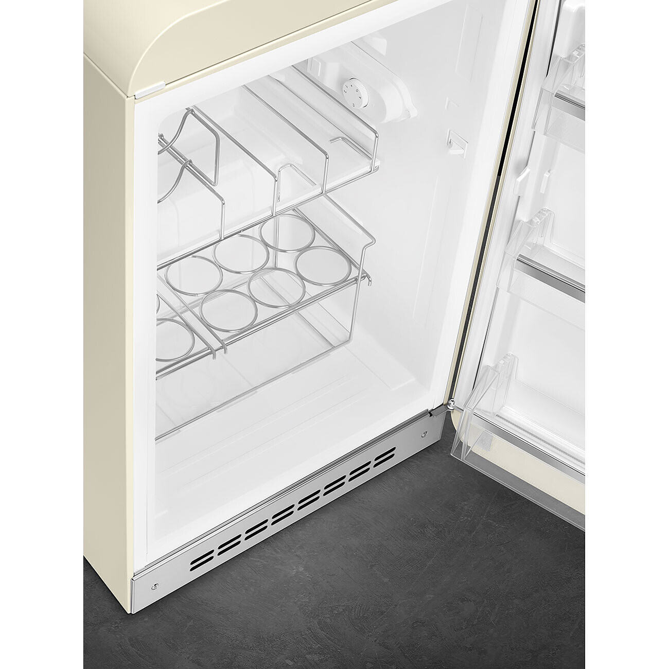 Refrigerador crema abierto. El interior muestra estantes metálicos para botellas. La puerta está entreabierta, revelando su contenido.