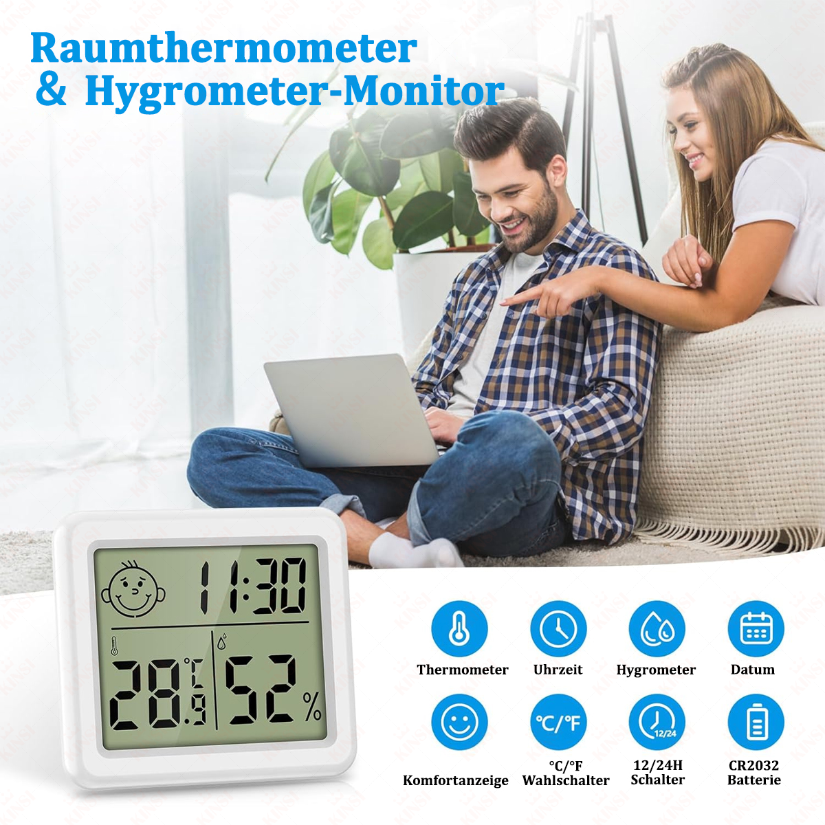 Ein Raumthermometer und Hygrometer mit Digitalanzeige, die Zeit, Temperatur und Luftfeuchtigkeit anzeigt. Zwei Personen sind in der Nähe einer Couch und eines Laptops.