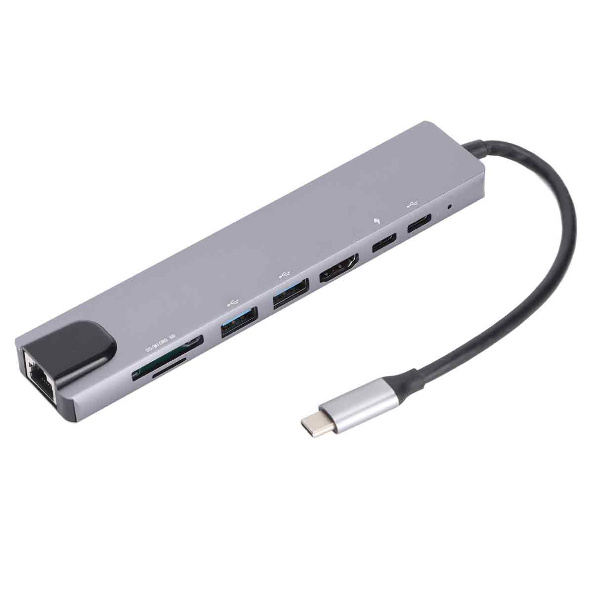 Ein silberner Hub mit mehreren Anschlüssen und einem schwarzen Kabel. Er hat USB-, HDMI- und Ethernet-Anschlüsse. Der Stecker ist silber.
