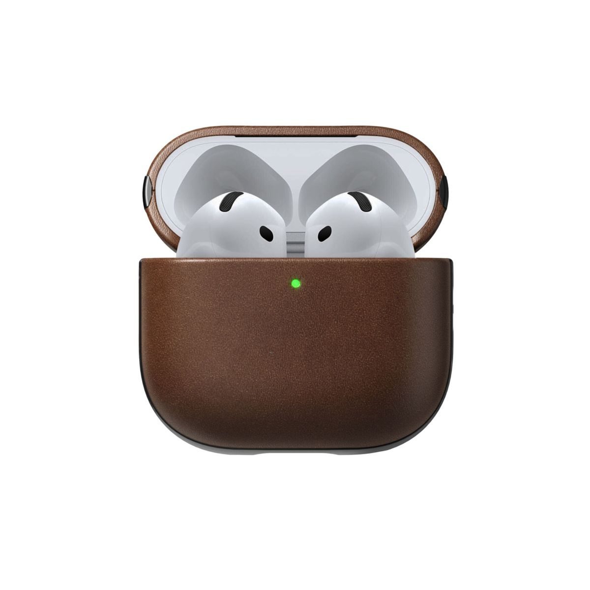 Custodia in pelle marrone aperta con AirPods bianche all'interno. La custodia ha una luce verde. Sfondo bianco.