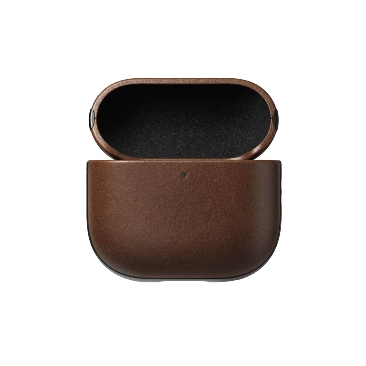 Una custodia AirPods in pelle marrone aperta su sfondo bianco. L'interno è nero. Il coperchio è aperto.