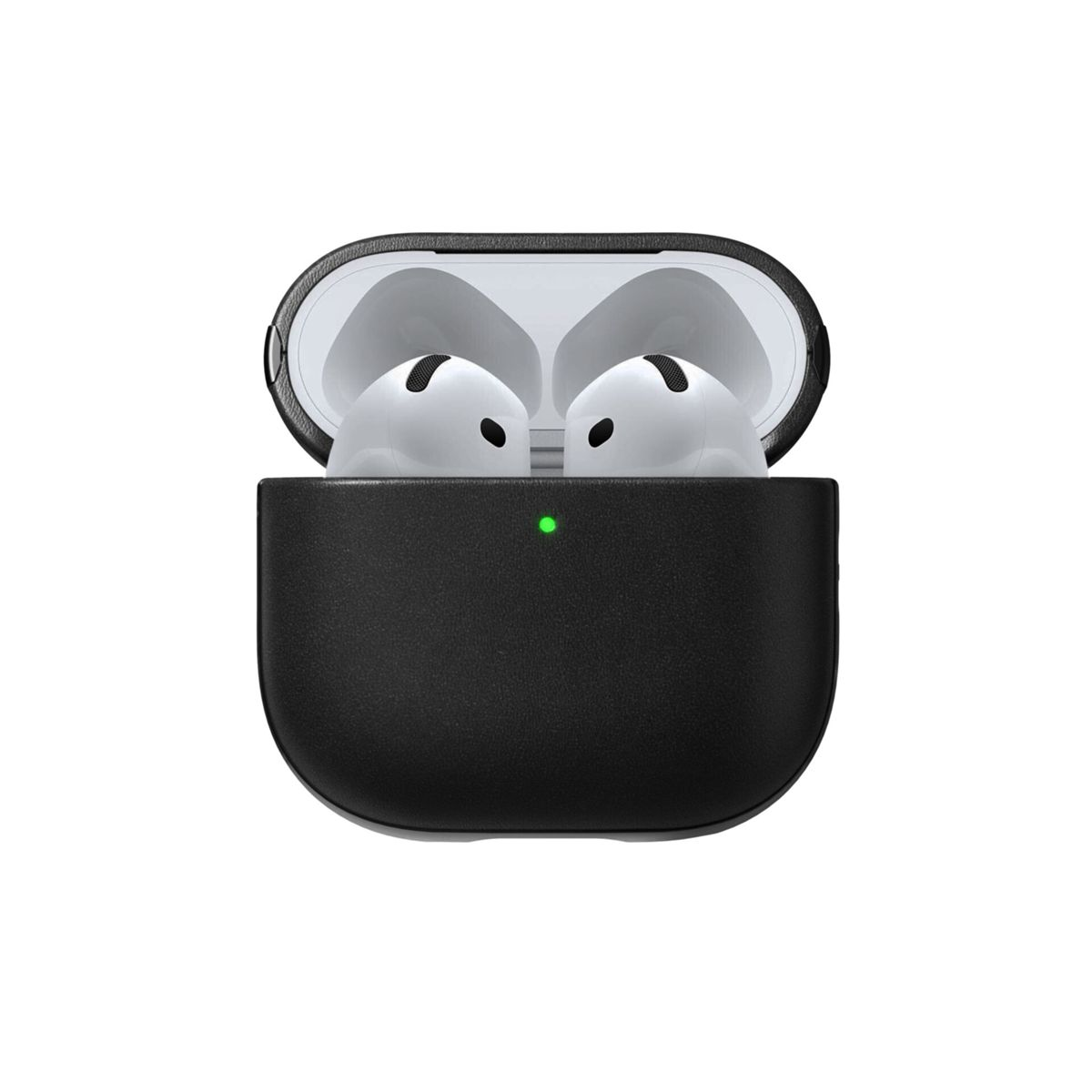 Custodia nera per AirPods aperta, rivela due AirPods bianche. Una luce verde è sulla custodia. Sfondo bianco.