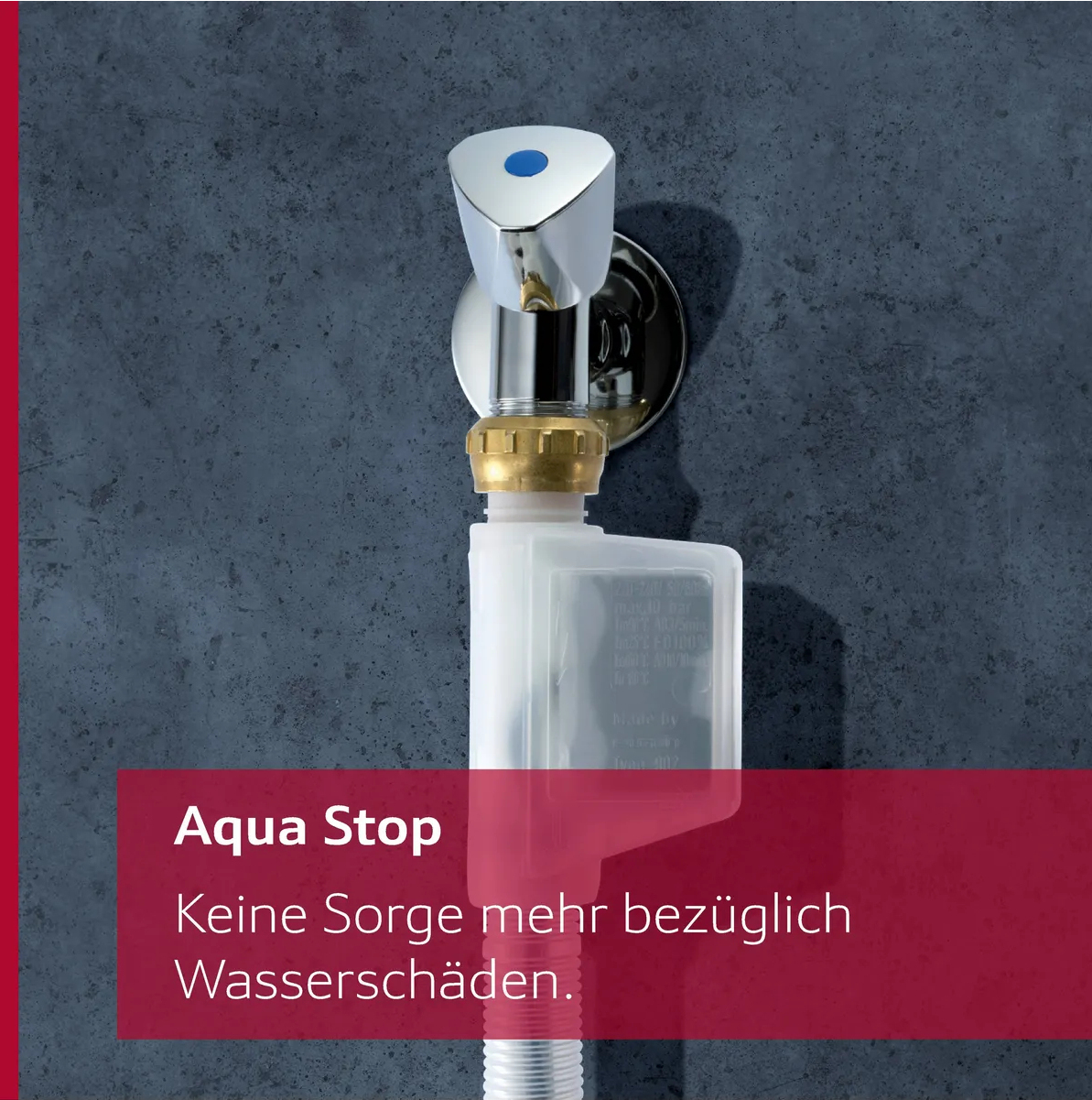 Ein verchromter Wasserhahn mit blauem Punkt, verbunden mit weißer Plastikbox, vor dunkelgrauer Wand.