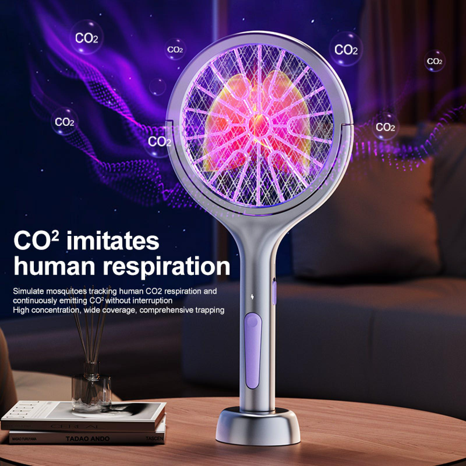 Eine elektrische Mückenfangvorrichtung, die violettes Licht emittiert, imitiert die menschliche Atmung mit CO2. Bücher und ein Diffusor stehen auf einem Tisch.