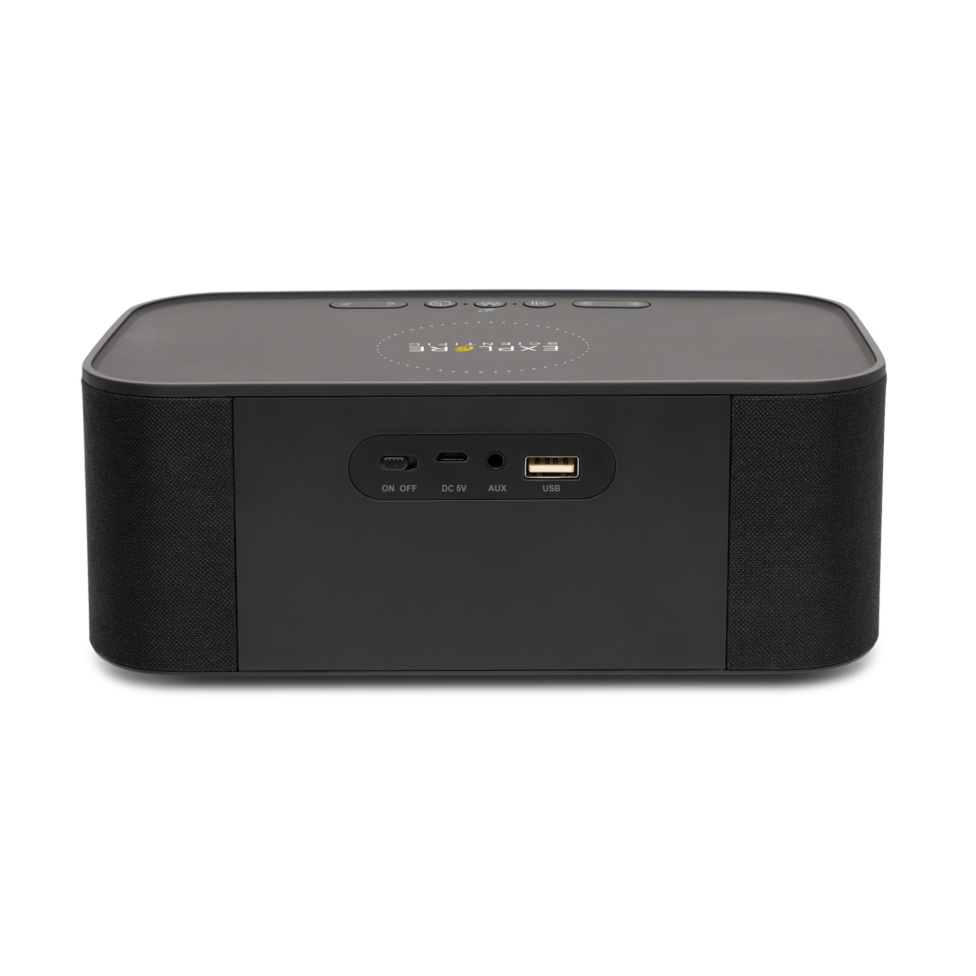 Un altoparlante nero con pulsanti sulla parte superiore. Ha una porta USB e altre porte di ingresso sulla parte anteriore. Sfondo bianco.