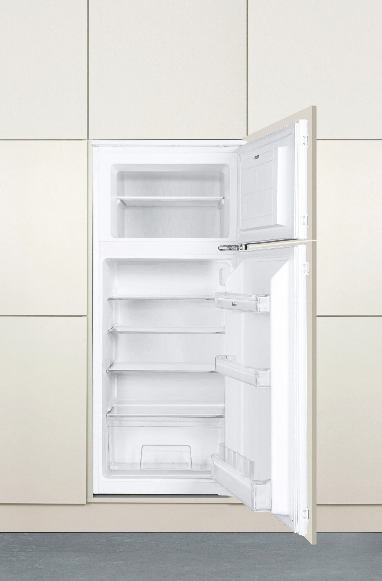 Ein weißer Kühlschrank mit offener Tür, der leere Regale zeigt. Beige Schränke umgeben ihn auf grauem Boden.