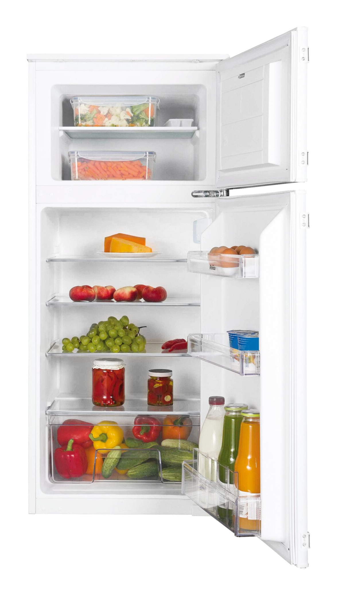 Offener Kühlschrank mit Obst, Gemüse, Käse, Eiern und Gläsern mit Lebensmitteln. Der Kühlschrank ist weiß.