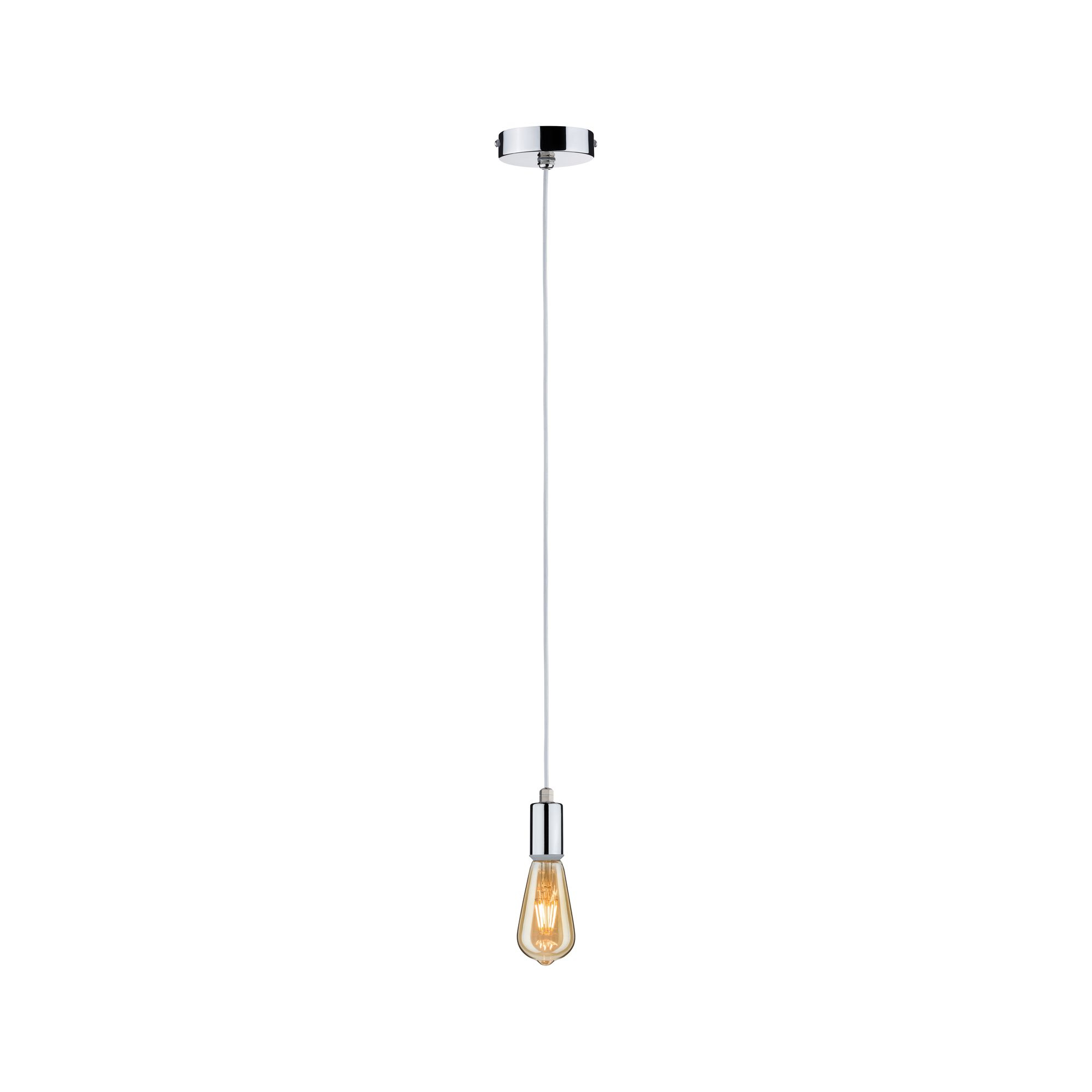 Chromowana lampa wisząca z żarówką. Wisi na białym kablu na białym tle.