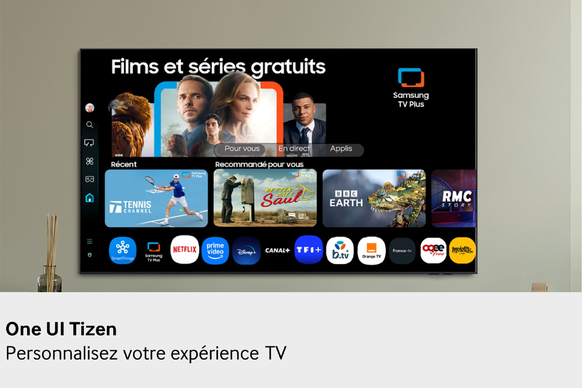 Ekran telewizora wyświetlający interfejs Samsung TV Plus. Wyświetla rekomendacje filmów i programów telewizyjnych. Wyświetlane są różne ikony aplikacji.