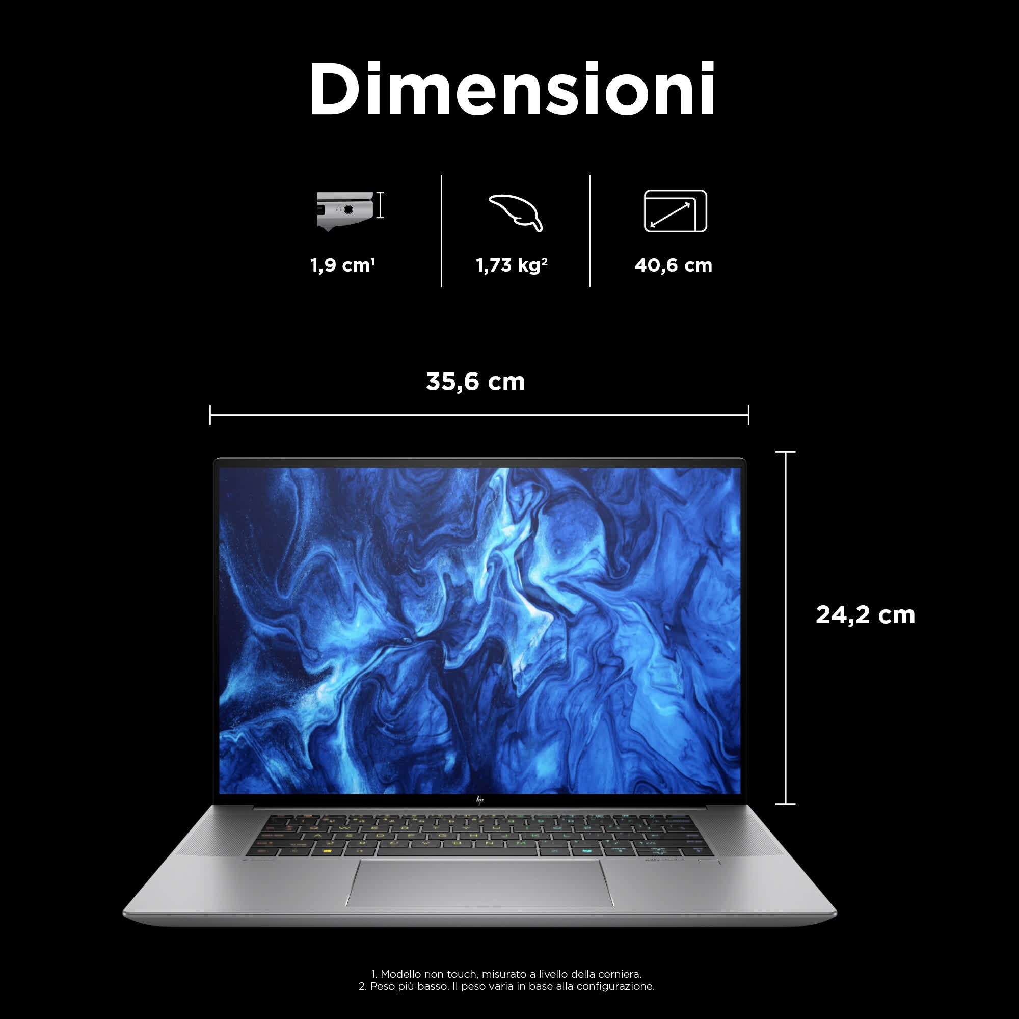 Un laptop mostra le dimensioni. È argentato, aperto, con schermo blu e tastiera. Le dimensioni includono spessore, peso e dimensioni dello schermo.