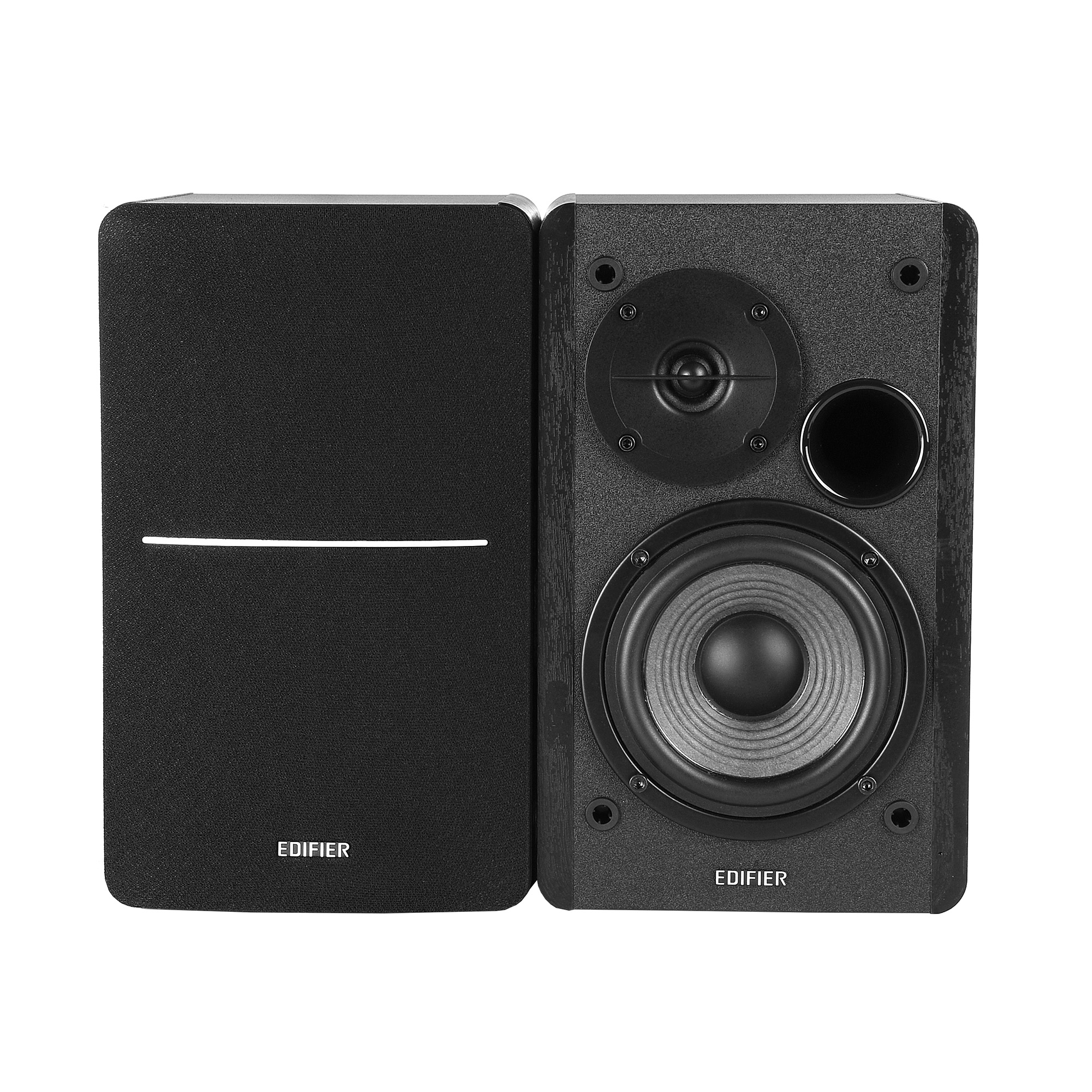 Dwa czarne głośniki Edifier na białym tle. Jeden ma głośnik wysokotonowy i niskotonowy. Drugi ma poziomą linię.