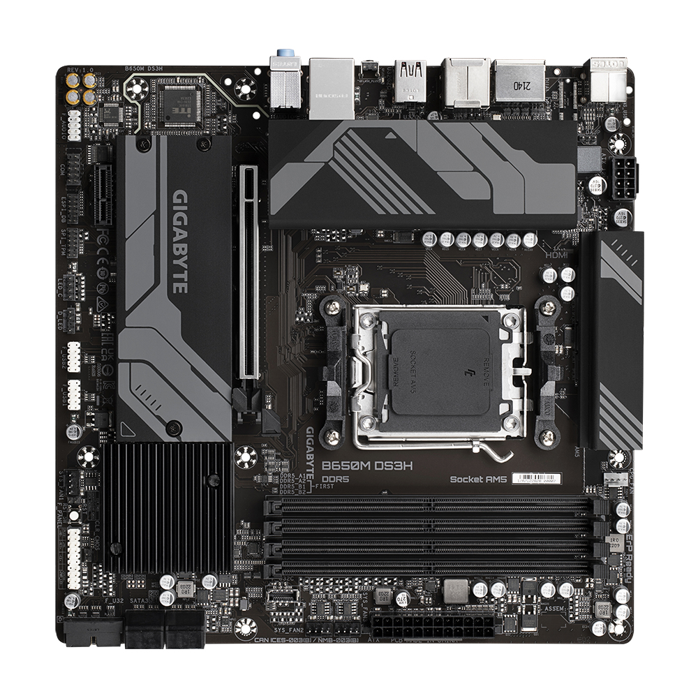 Una scheda madre Gigabyte B650M DS3H nera. Presenta vari componenti, tra cui un socket CPU, slot RAM e porte multiple.