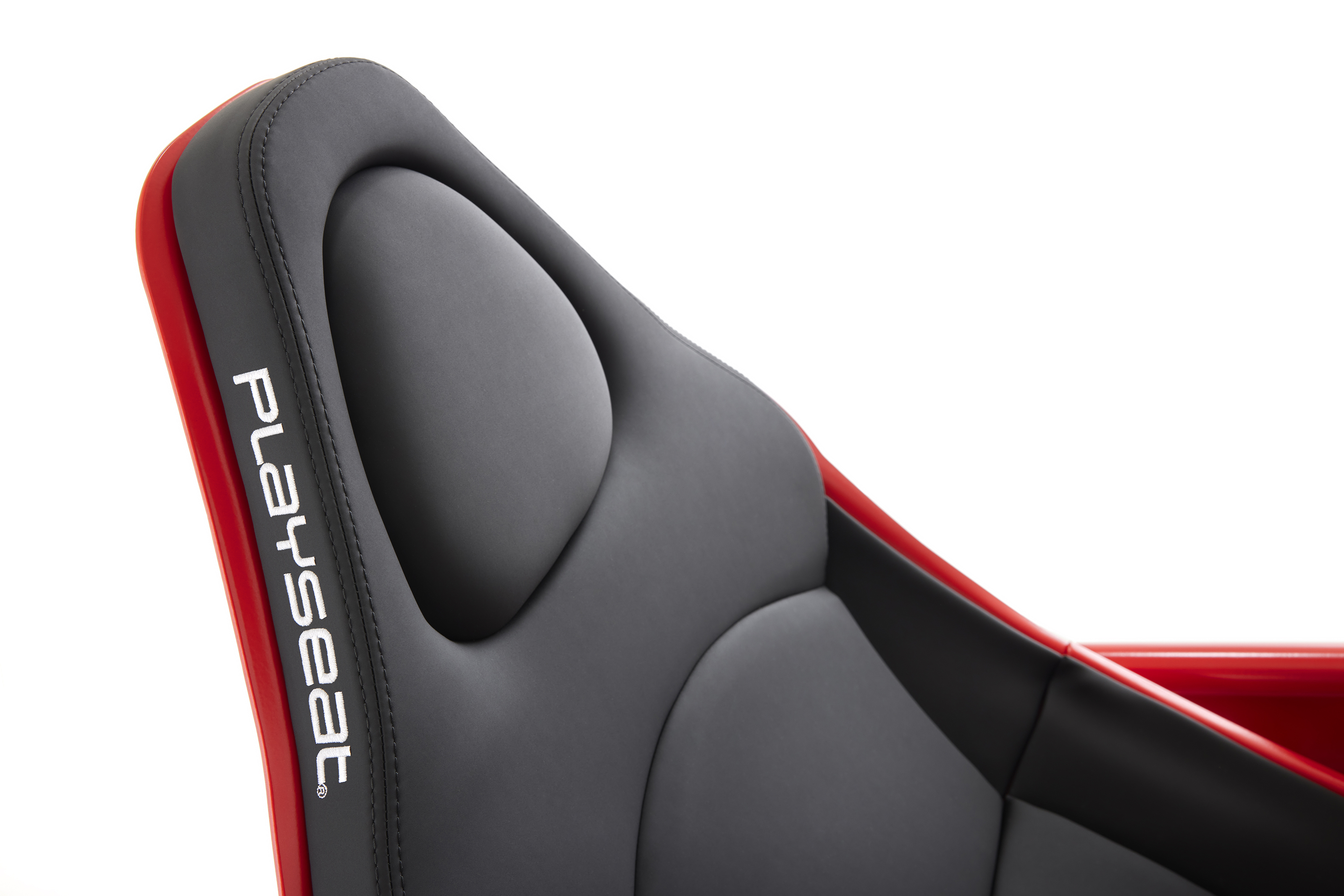 Gros plan sur le dossier d'une chaise de jeu. Dispose d'un coussin gris avec des accents rouges et le logo Playseat en blanc.