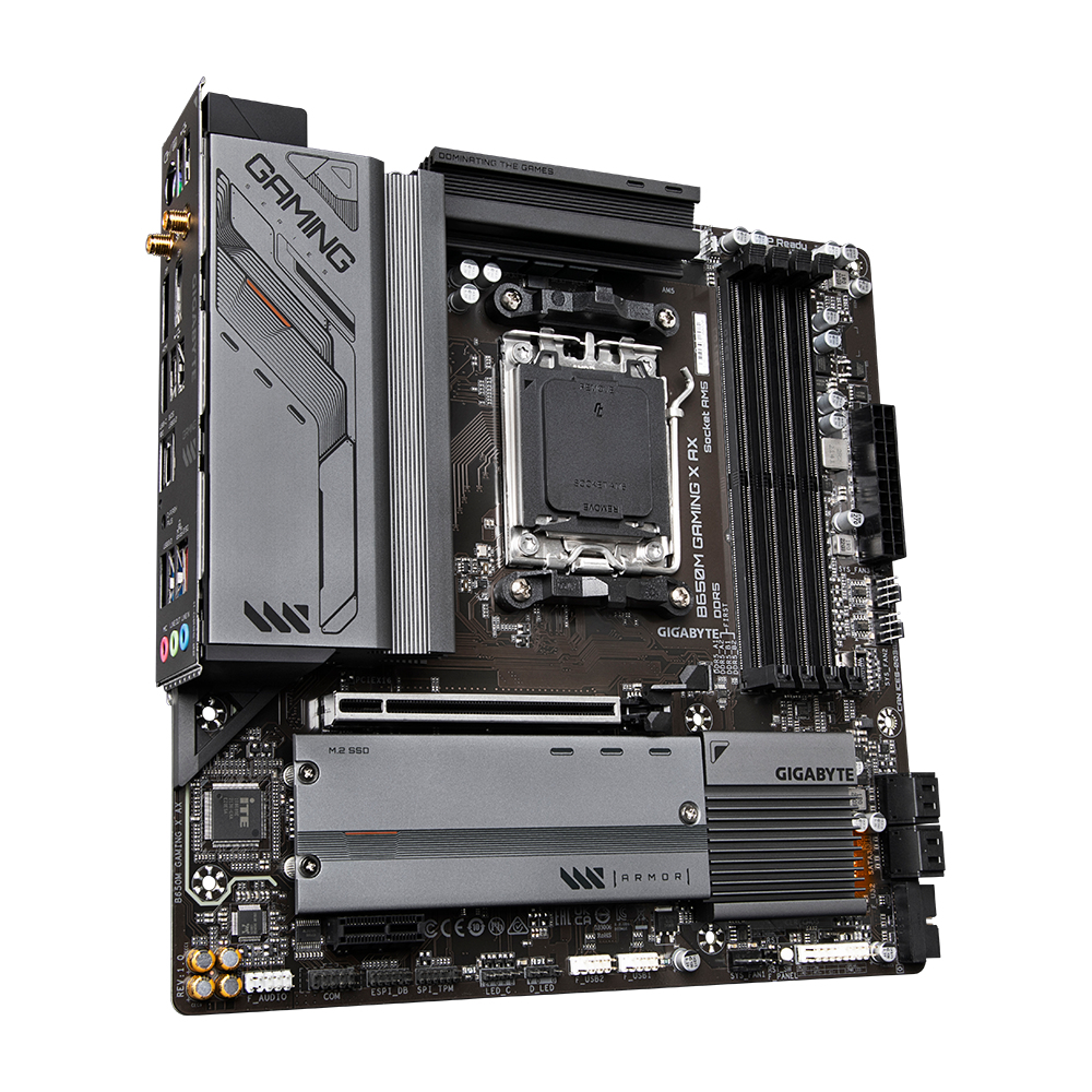 Viene mostrata una scheda madre Gigabyte B650M Gaming X AX. Ha vari componenti come lo zoccolo della CPU, slot RAM e slot M.2 SSD.