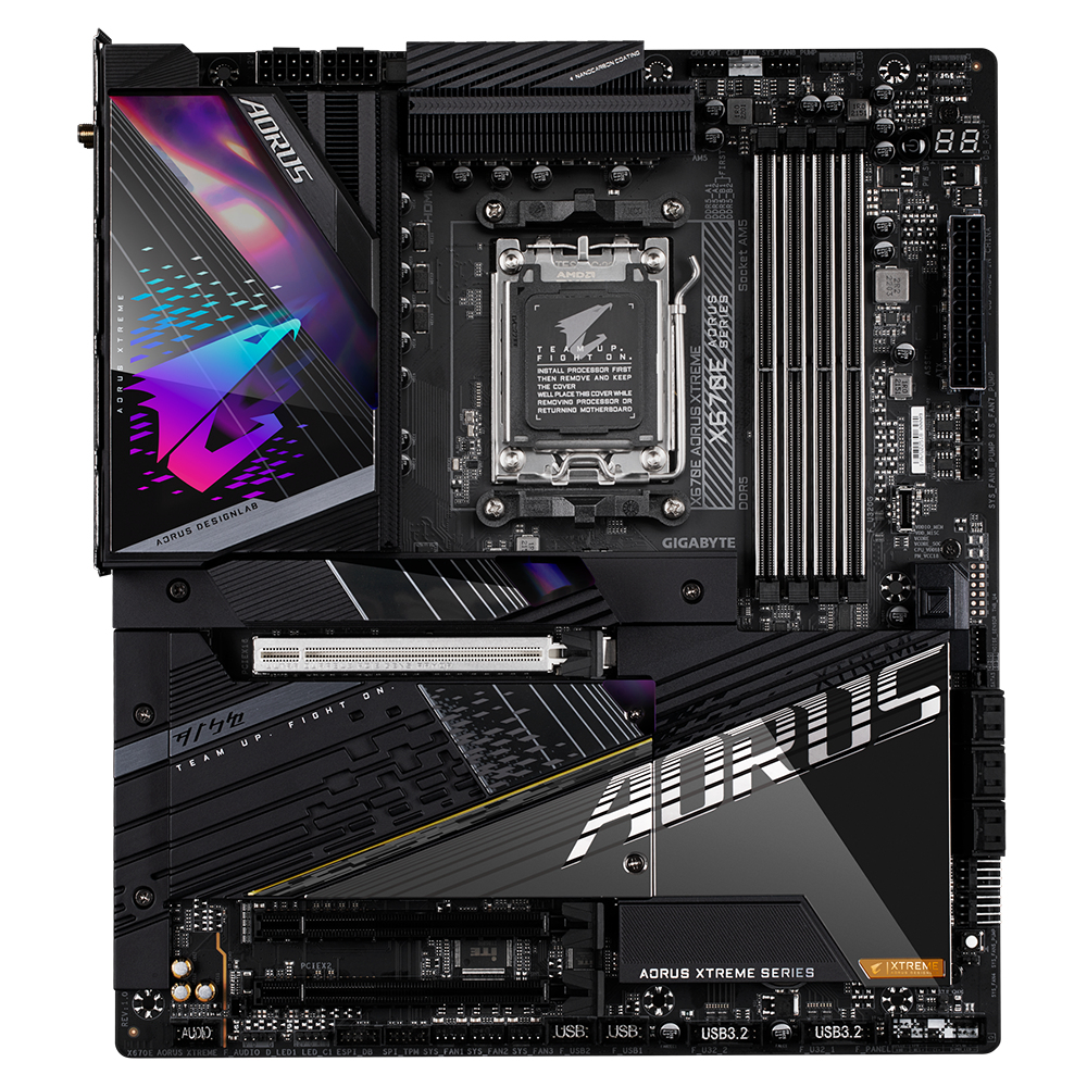 Gümüş detaylara, bileşenlere ve AORUS logosuna sahip siyah bir anakart. RAM yuvaları, bir CPU soketi ve çeşitli bağlantı noktaları içerir.