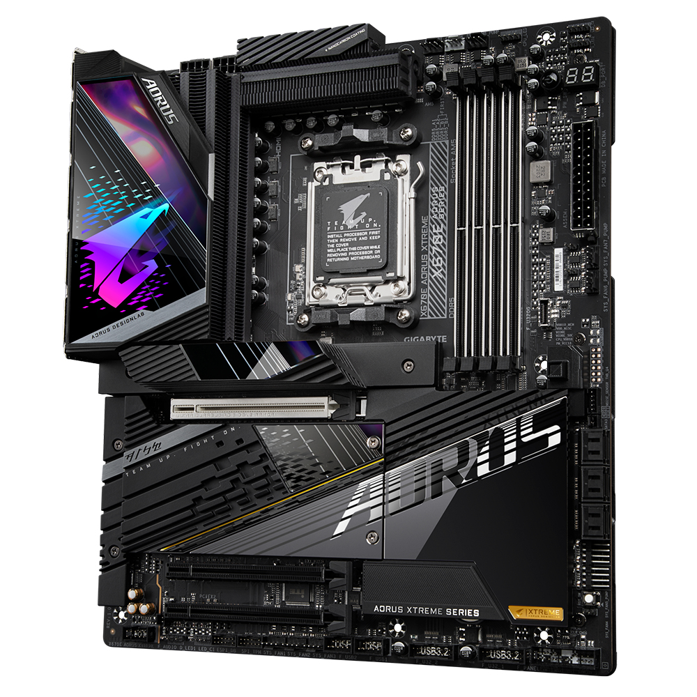 Siyah ve gri bir AORUS X670E anakart. Çoklu yuvalara, bir CPU soketine ve belirgin bir AORUS logosuna sahiptir.