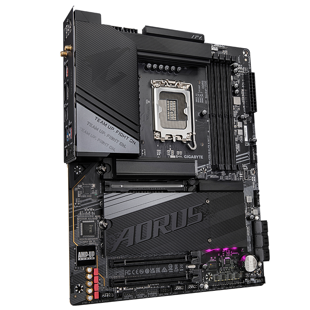 Una scheda madre AORUS nera con le parole "TEAM UP. FIGHT ON." e "AORUS" visibili. Presenta varie porte e slot.