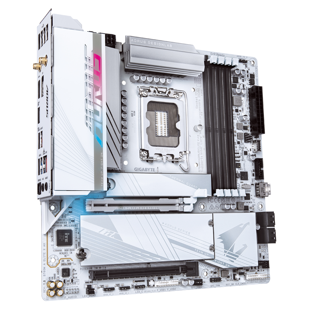Una scheda madre Aorus bianca e argento. Ha più slot, connettori e il logo Aorus. Lo sfondo è bianco.