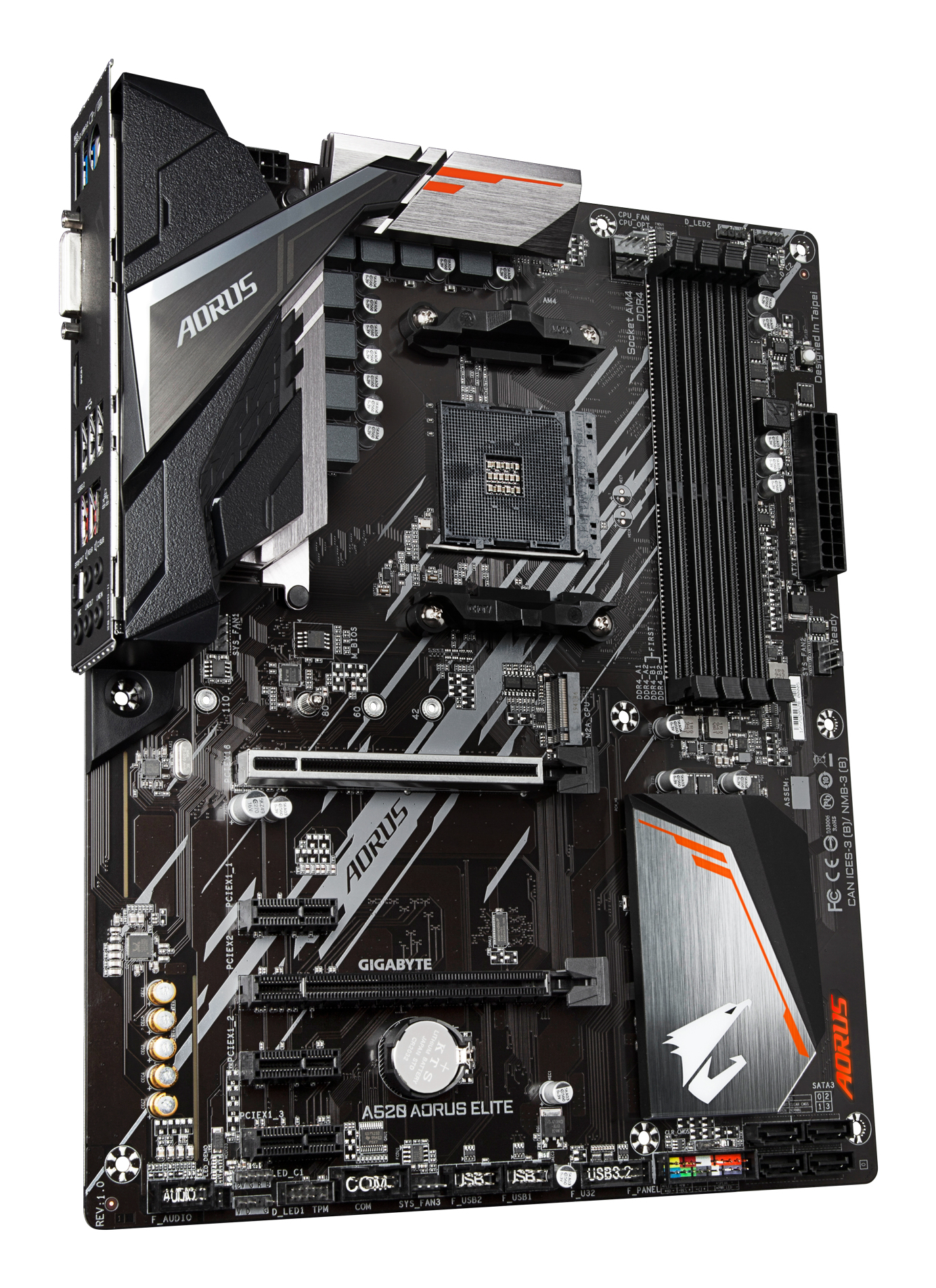 Ein schwarzes AORUS A520 AORUS ELITE-Motherboard mit silbernen und orangefarbenen Akzenten. Es hat verschiedene Anschlüsse, Steckplätze und einen CPU-Sockel.