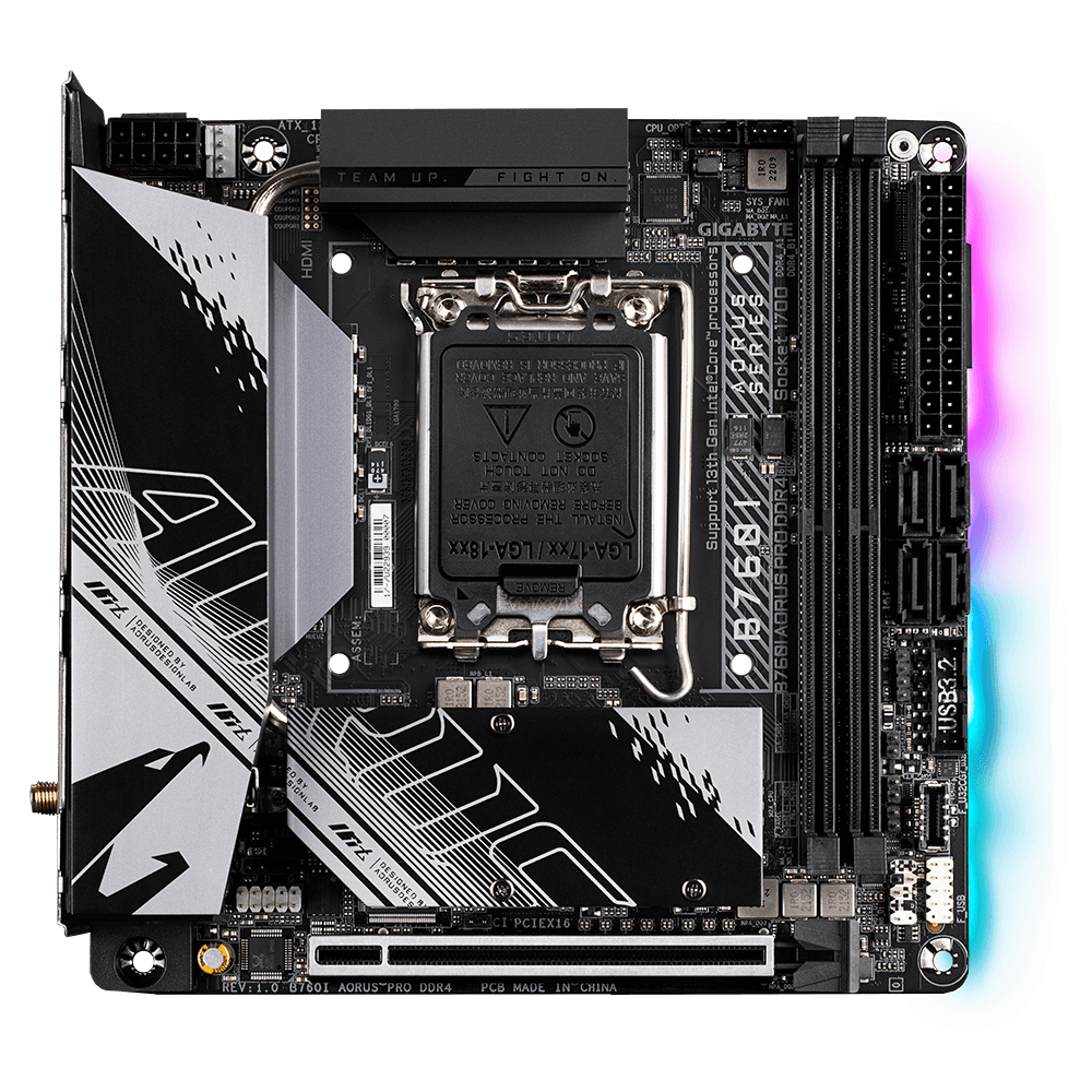 Una scheda madre B760I AORUS PRO DDR4 nera e argento. Include socket CPU, slot PCIe e vari connettori.