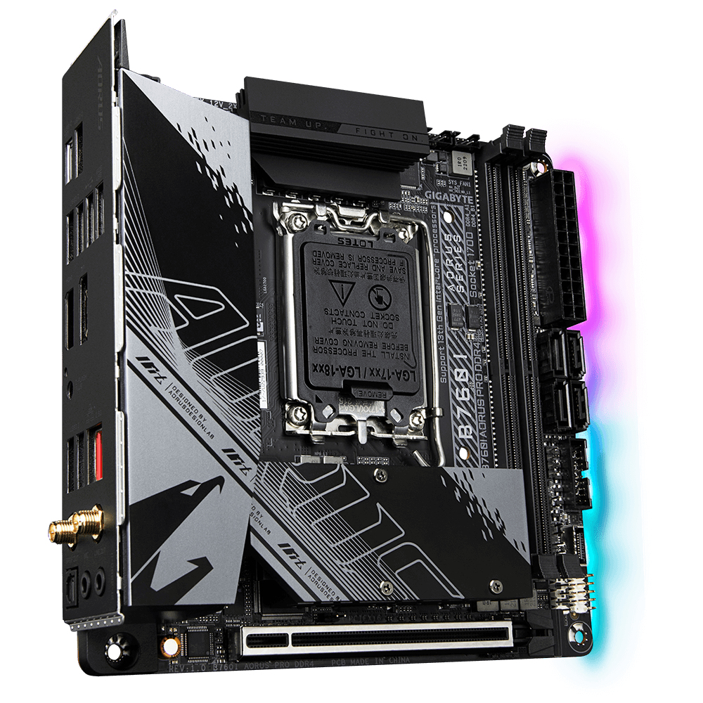 Una scheda madre per computer nera e grigia con varie porte e connettori. Il logo AORUS è visibile.