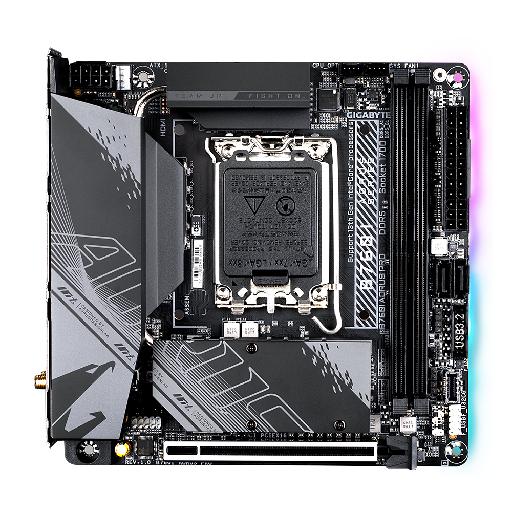 Una scheda madre per computer nera e grigia con vari componenti ed etichette. È visibile la Gigabyte B760I AORUS PRO.
