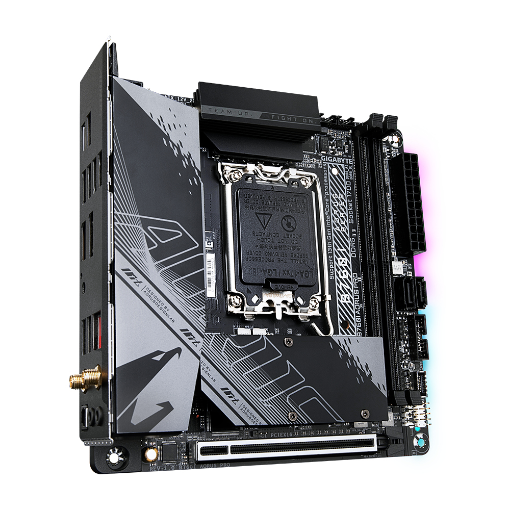 Una scheda madre per computer nera e grigia con vari componenti, tra cui un socket CPU, slot RAM e un dissipatore di calore, su sfondo bianco.