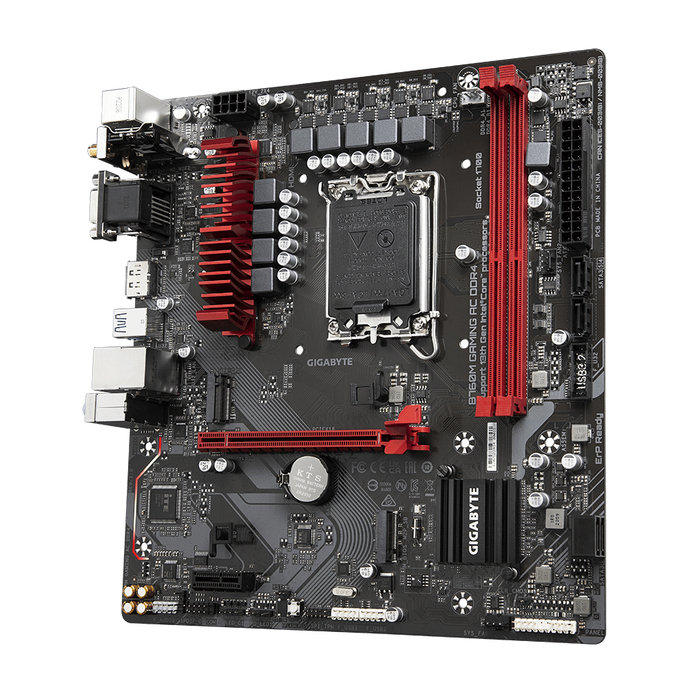 Una scheda madre nera Gigabyte B760M Gaming AC DDR4. Ha dissipatori e slot rossi, con vari connettori e componenti.
