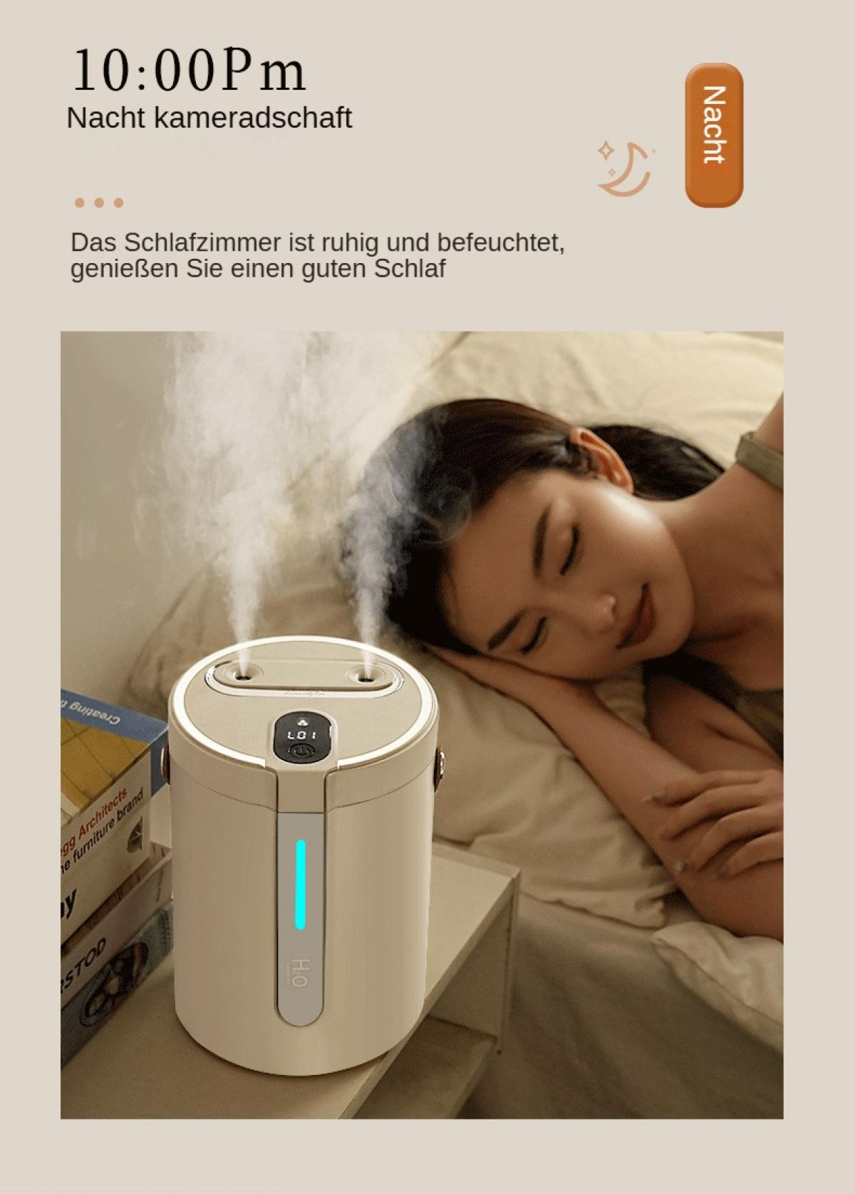 Eine Frau schläft neben einem Luftbefeuchter auf einem Nachttisch. Der Luftbefeuchter stößt Dampf aus. Die Szene deutet auf eine entspannte Schlafumgebung hin.
