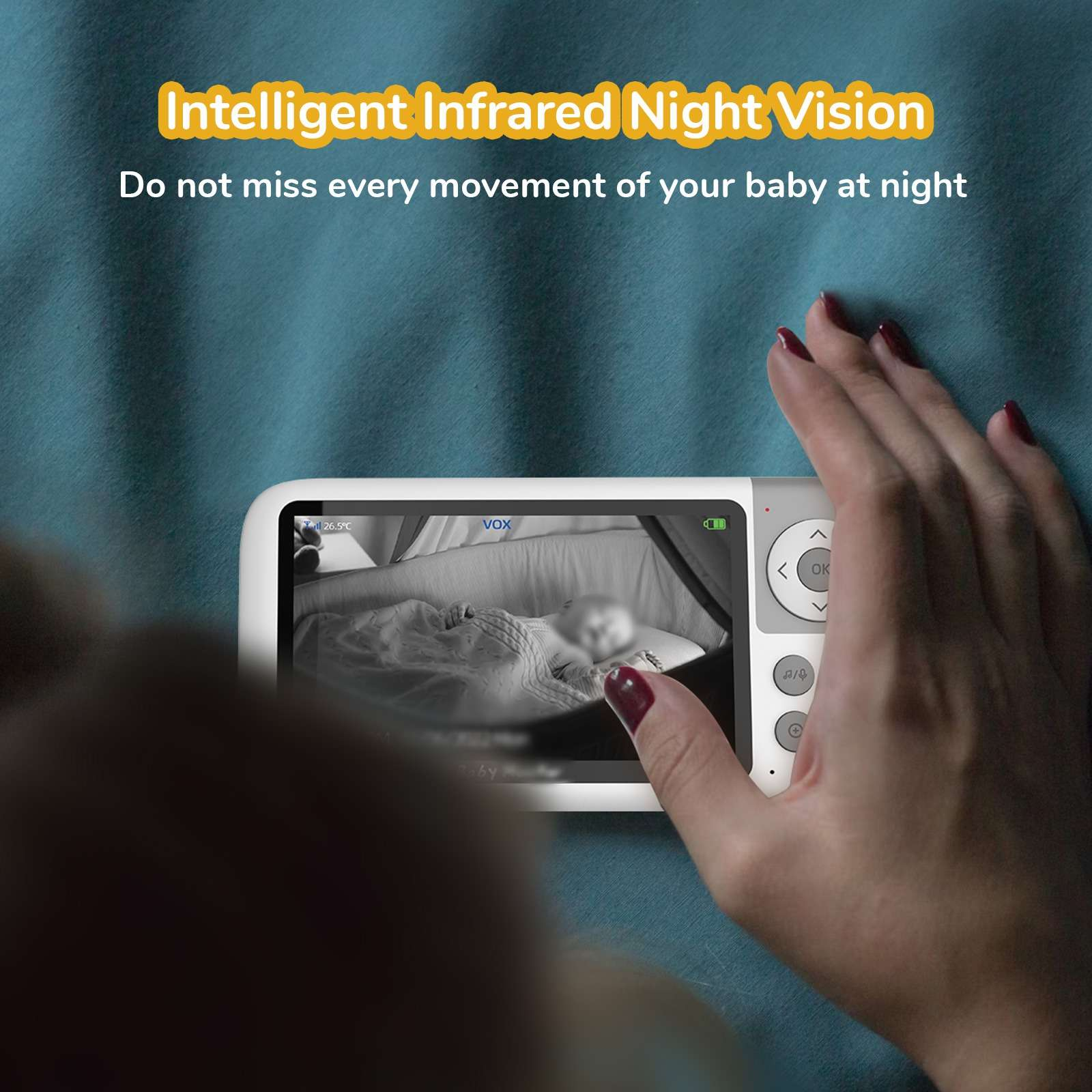Eine Person hält einen Babyphone, das ein Baby in einem Kinderbett zeigt. Der Monitor zeigt das Baby in Schwarzweiß.
