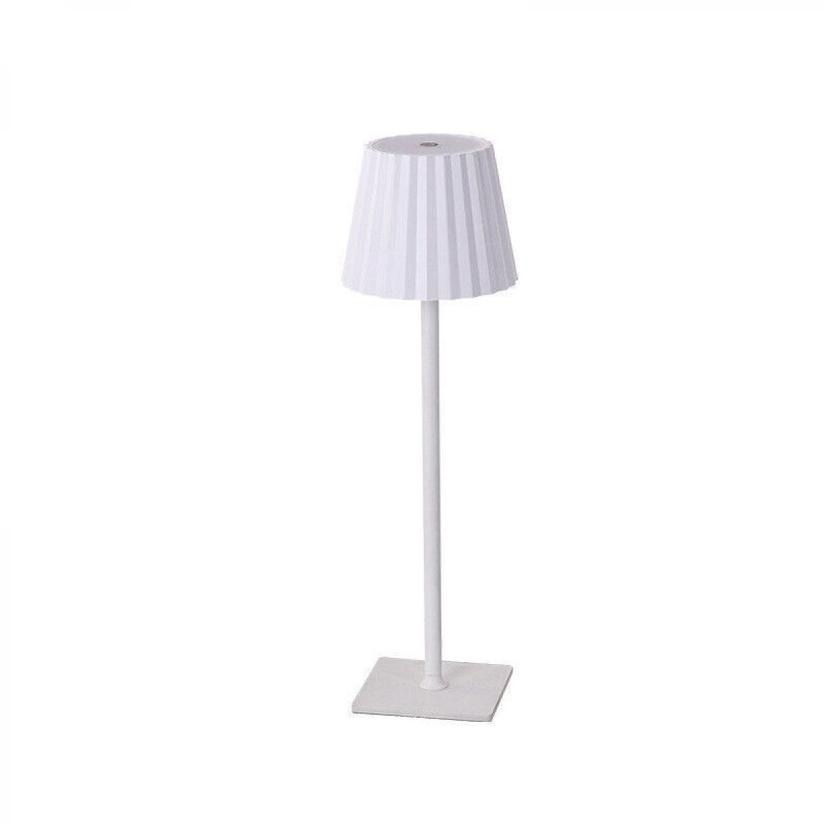 Eine weiße Tischlampe. Sie hat einen quadratischen Sockel, einen langen, geraden Stiel und einen Lampenschirm mit vertikalen Linien.