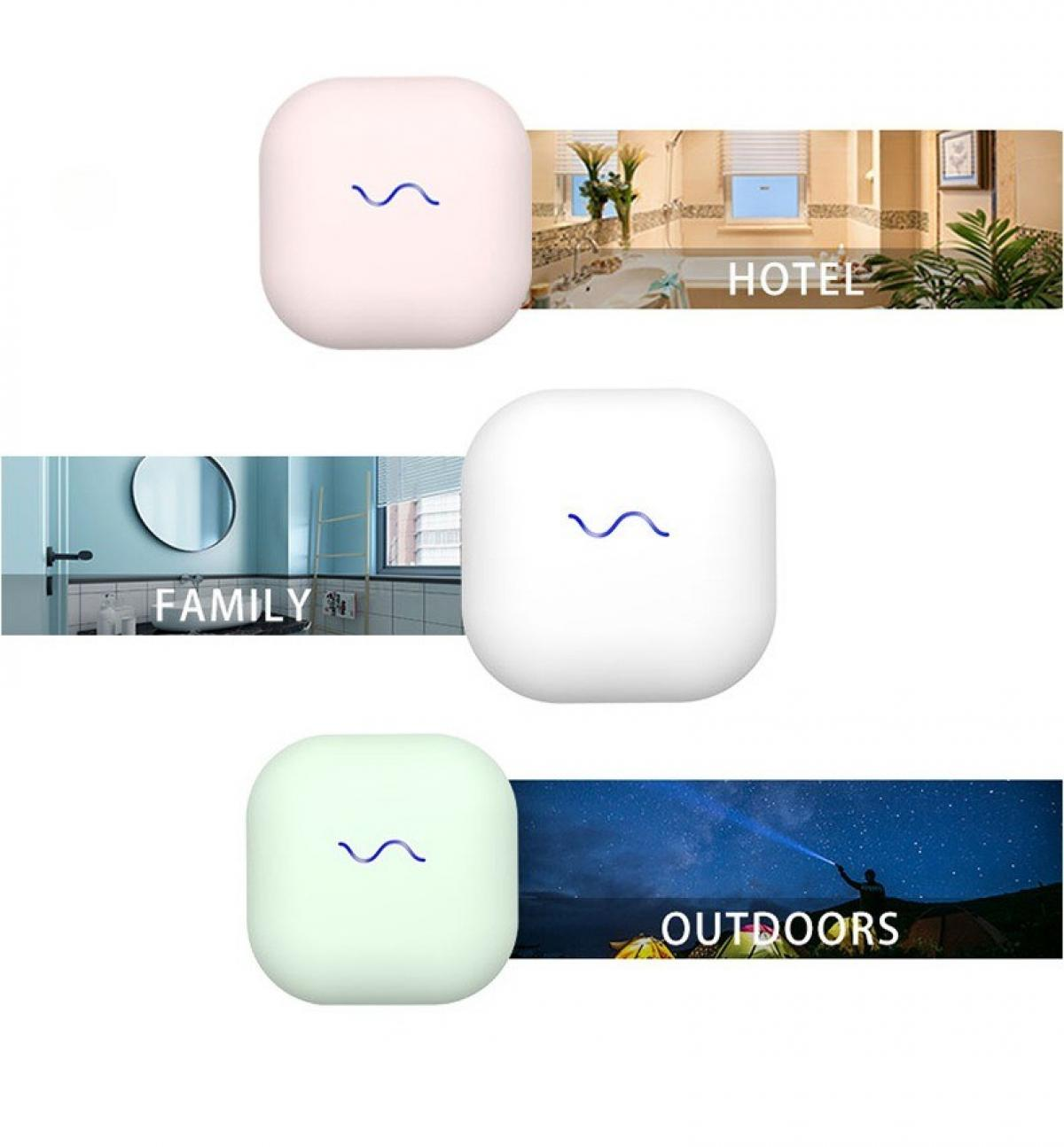 Drei quadratische Geräte mit einem Wellensymbol und Textbeschriftungen: HOTEL, FAMILY und OUTDOORS. Hintergründe zeigen Badezimmer und eine Nachtszene.