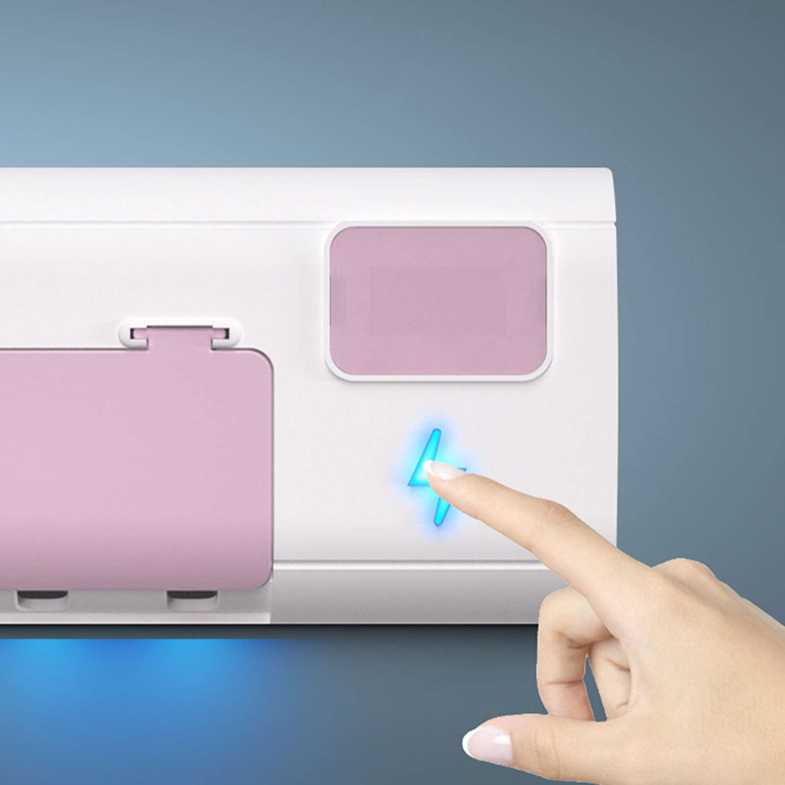 Eine Hand drückt ein blau leuchtendes Blitzsymbol auf einer weißen Box. Rosa Akzente auf der Box.