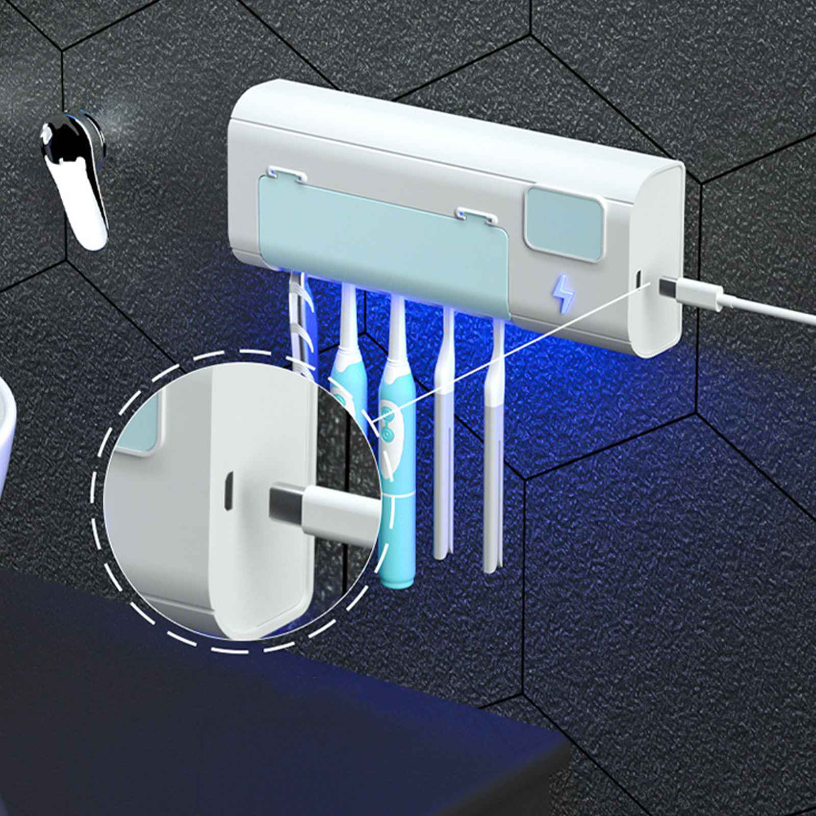 Weißer Zahnbürstenhalter mit blauen Akzenten, der Zahnbürsten hält. Schwarze Wand, USB-Kabel und ein Wasserhahn. Blaues Licht scheint.