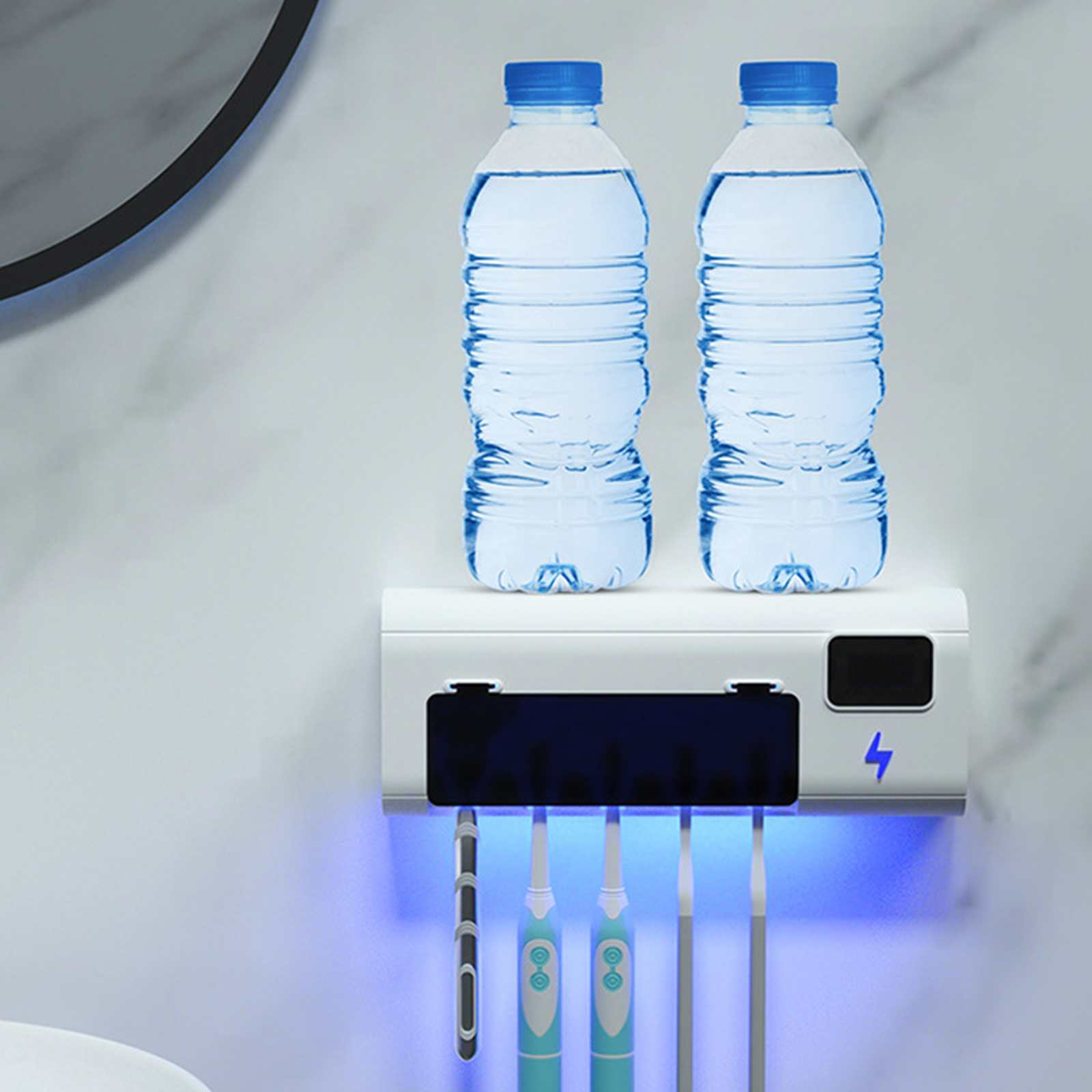 Zwei Wasserflaschen stehen über einem Zahnbürsten-Desinfektionsmittel mit Zahnbürsten. Blaues Licht beleuchtet die Szene.