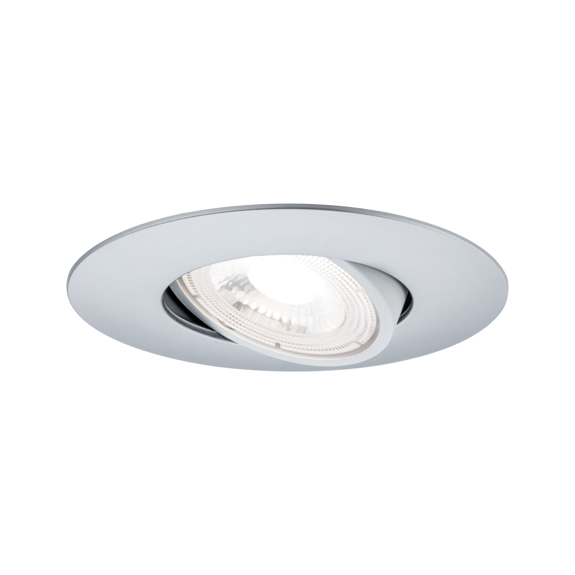 Ein Einbaustrahler mit silbernem, kreisförmigem Rahmen. Das Licht ist an und beleuchtet die Mitte.