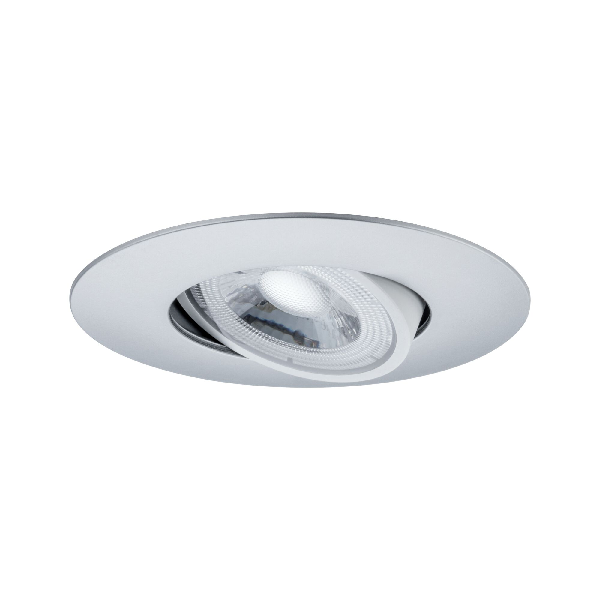 Ein Einbaustrahler mit silberfarbener Blende und verstellbarer Lichtquelle, vor weißem Hintergrund.