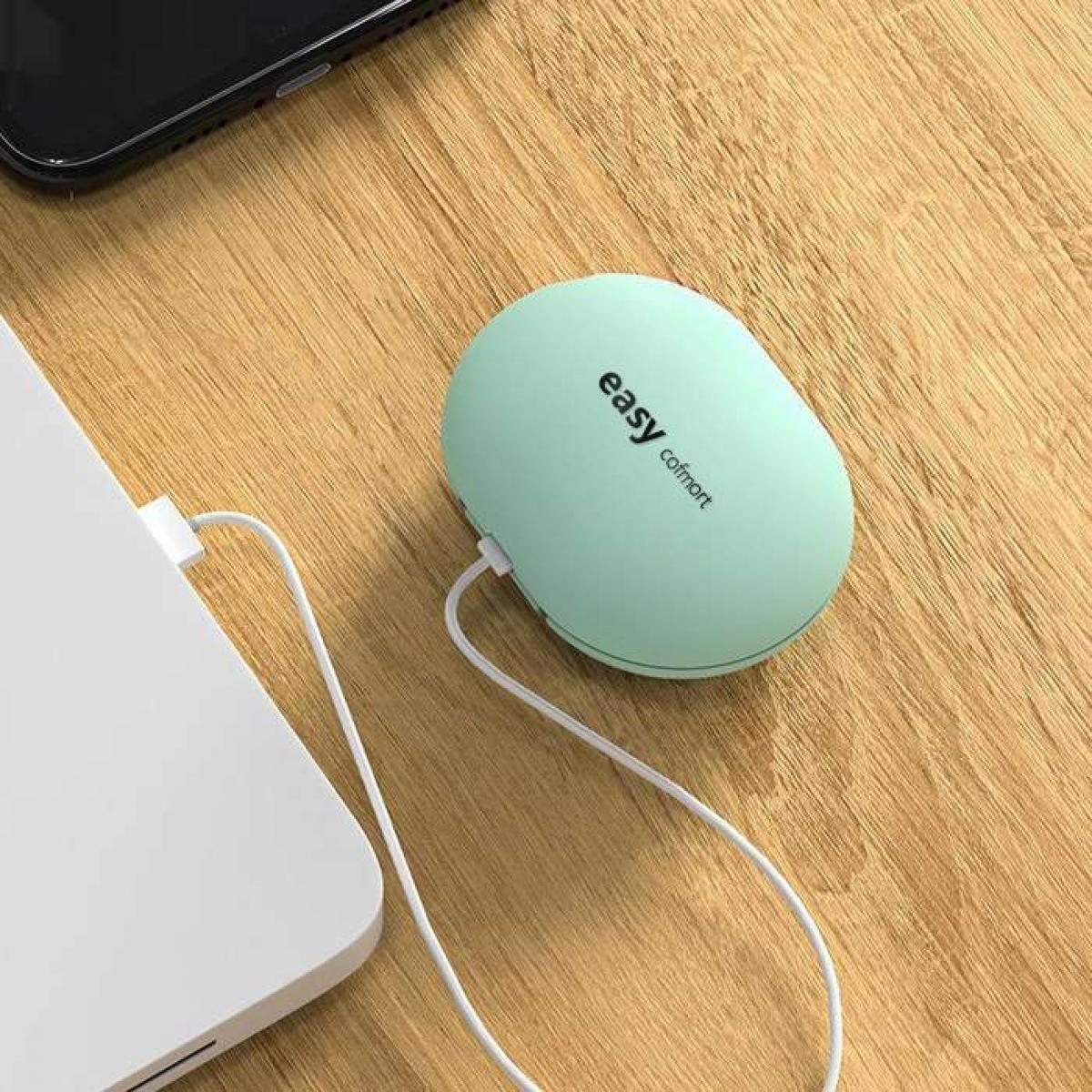 Ein mintgrüner tragbarer Ladegerät, Marke 'easy cofmort', ist mit einem Laptop und einem Telefon auf einer Holzoberfläche mit weißen Kabeln verbunden.
