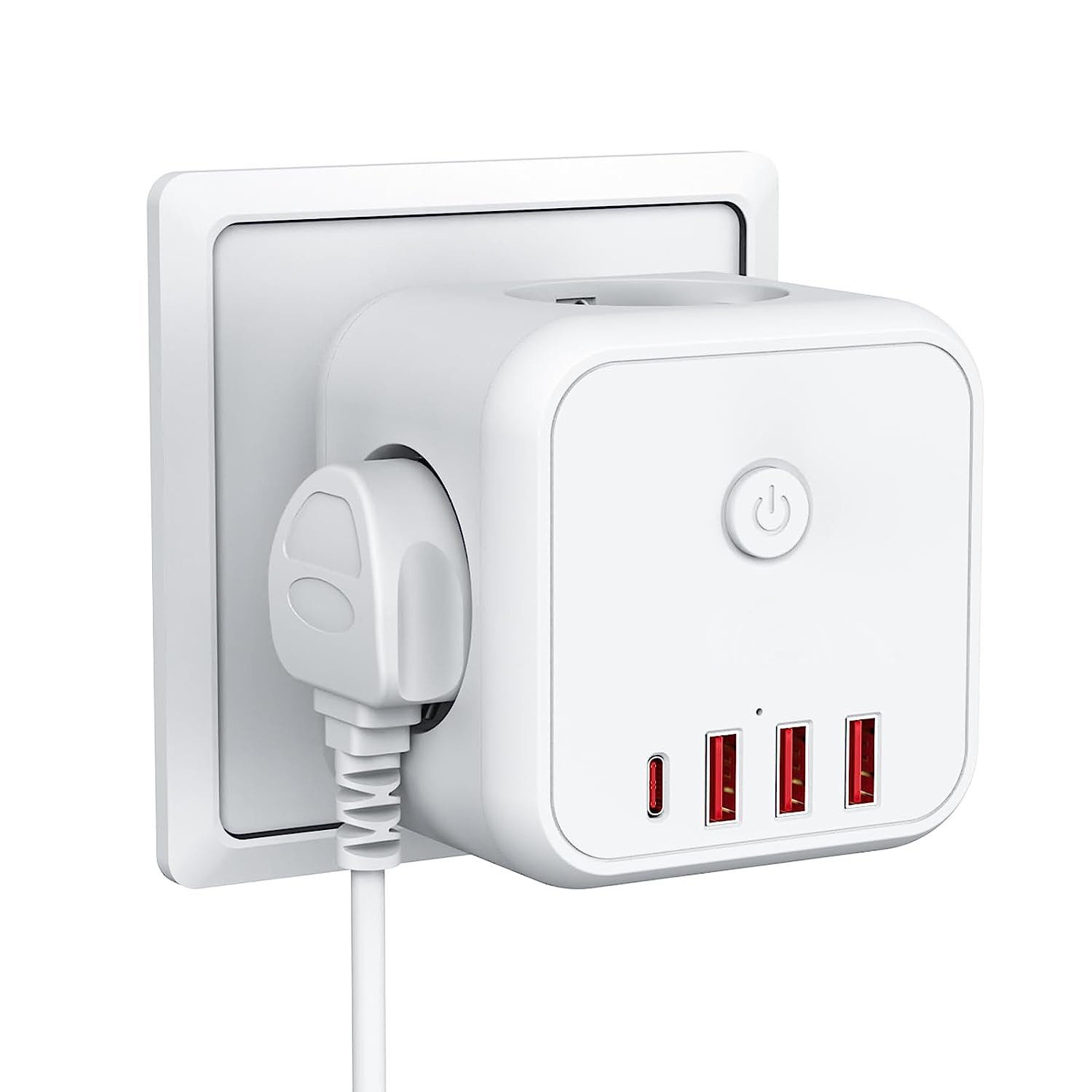 Weißer Würfel-Netzadapter, der in eine Steckdose gesteckt ist. Mit Ein- und Aus-Knopf, USB-Anschlüssen und Stecker.