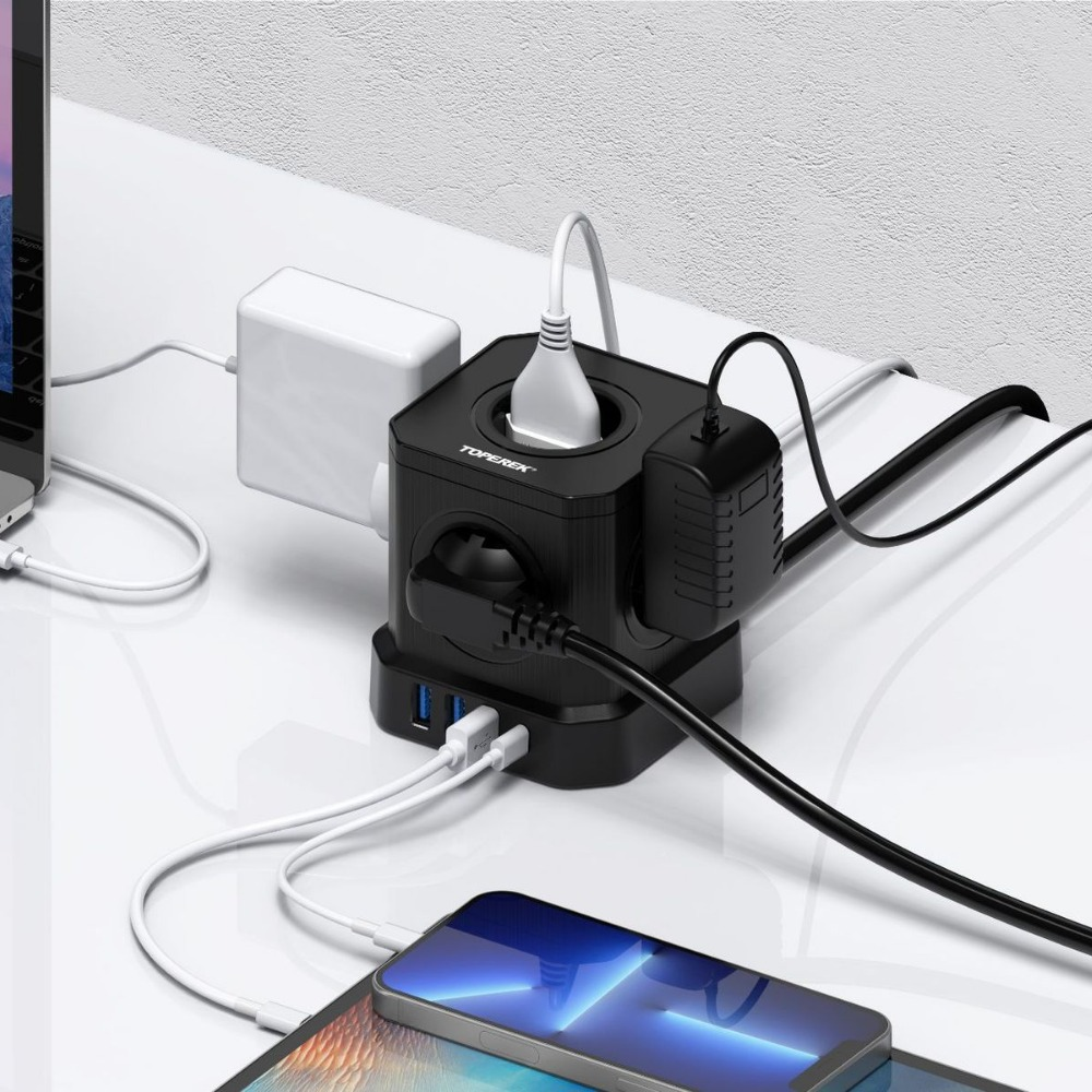 Schwarze Steckdosenleiste mit mehreren Steckdosen und USB-Anschlüssen. Angeschlossen an Laptop, Telefon und Tablet.