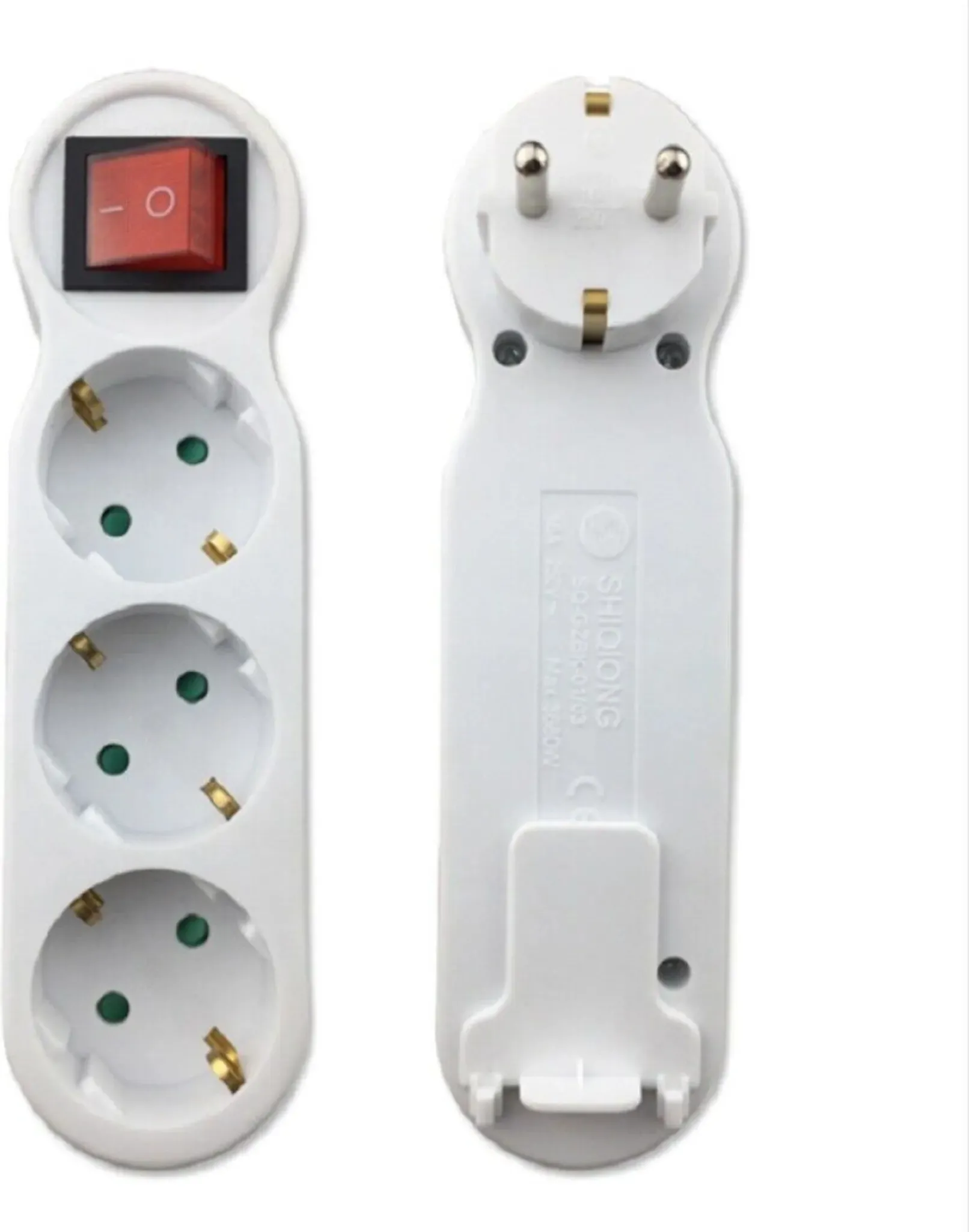 Weißer Mehrfachstecker mit drei Steckdosen, einem roten Ein-/Ausschalter und einem Stecker auf der Rückseite.