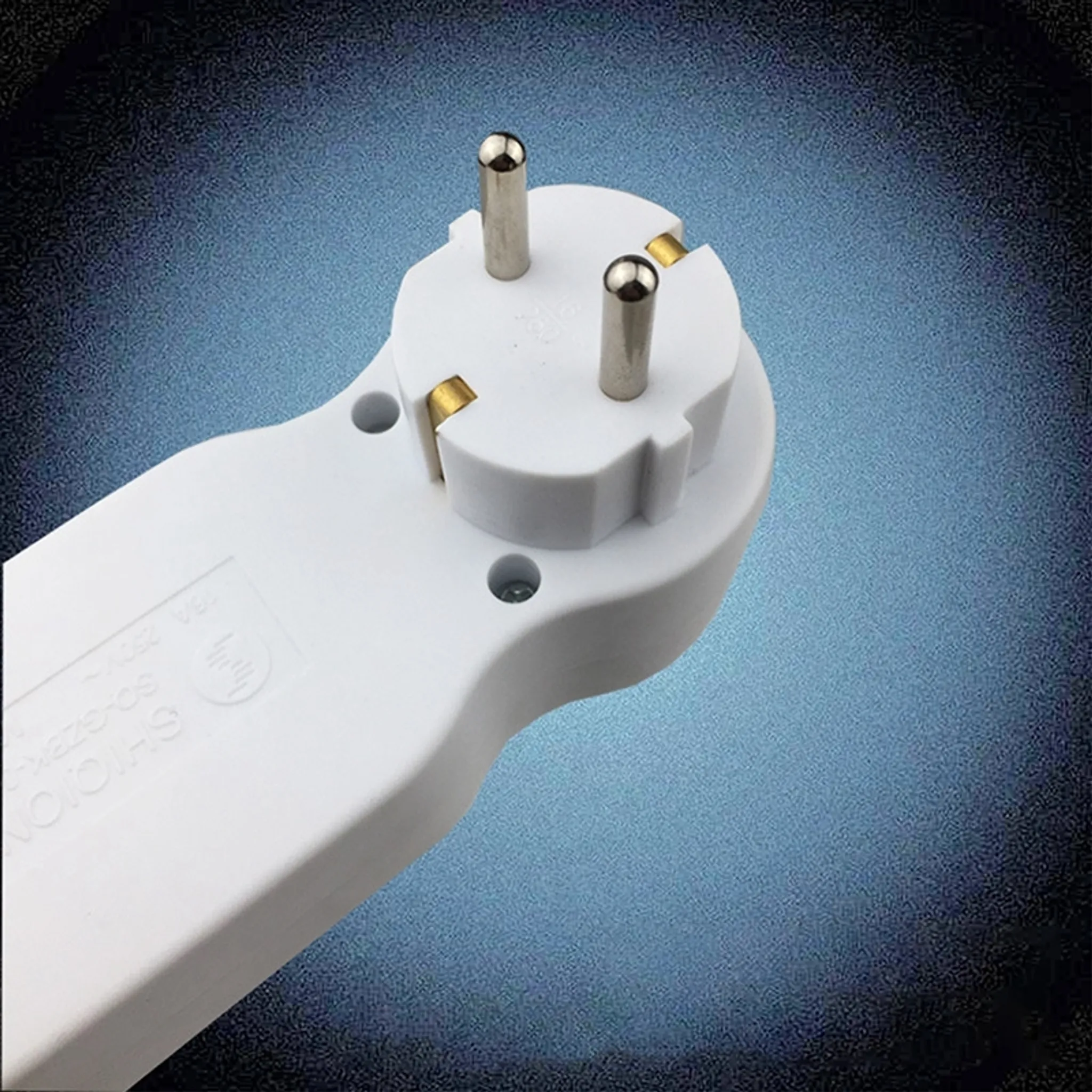 Ein weißer Stecker mit drei Stiften. Der Hintergrund ist blau mit einem Farbverlaufseffekt.