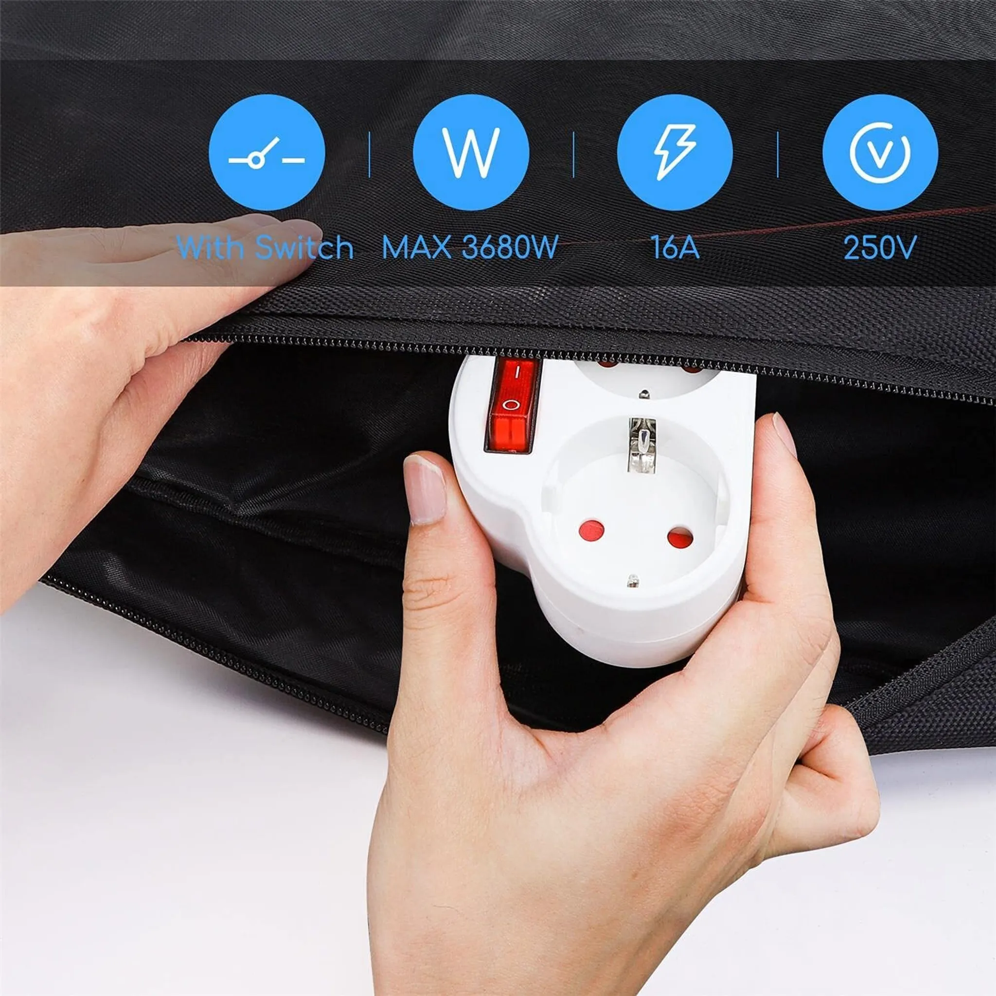 Eine Hand hält einen weißen Netzadapter mit rotem Schalter in einer schwarzen Tasche. Info-Symbole oben.