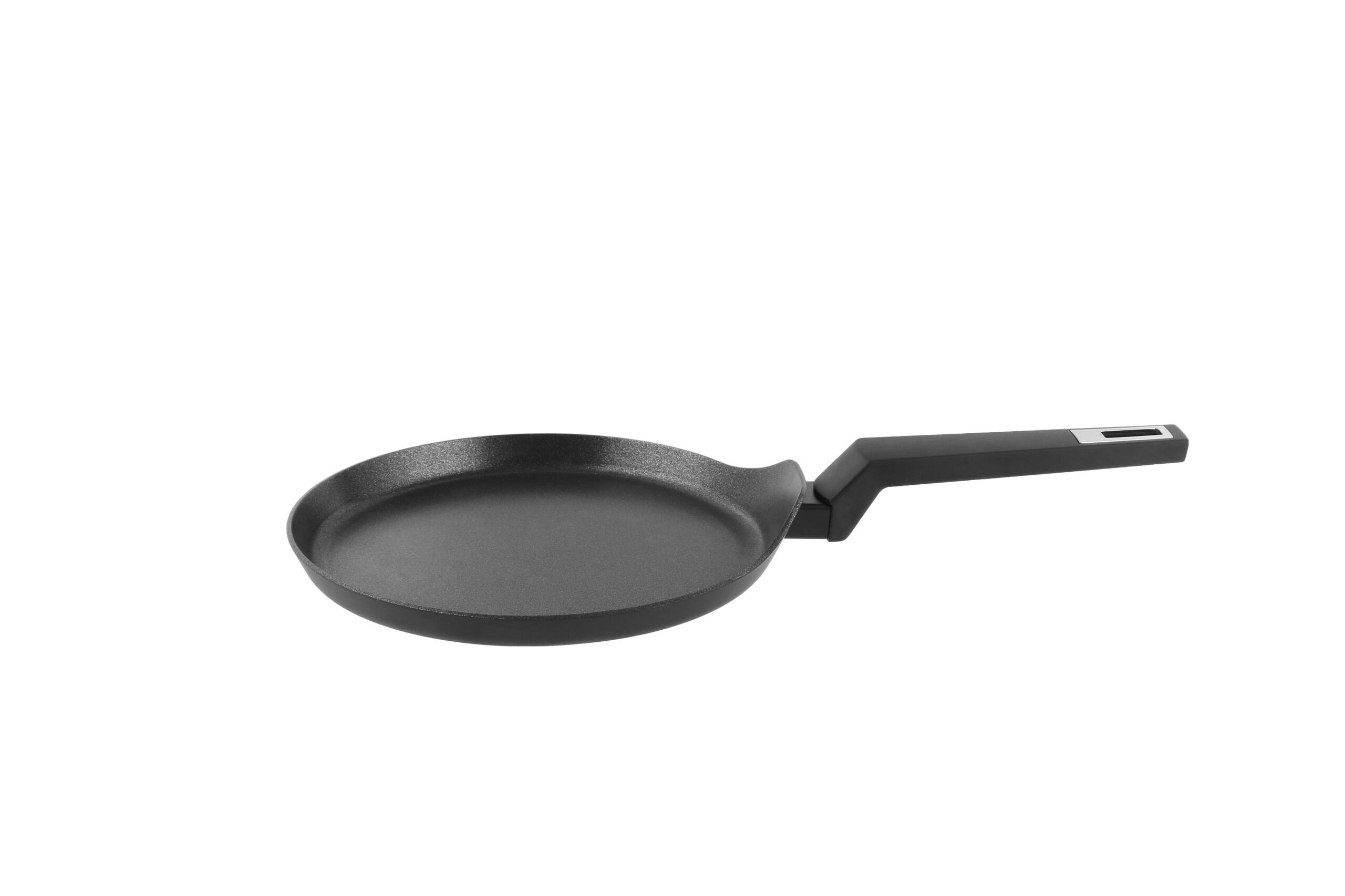 Una padella nera con un lungo manico su sfondo bianco. La padella ha una superficie di cottura rotonda.