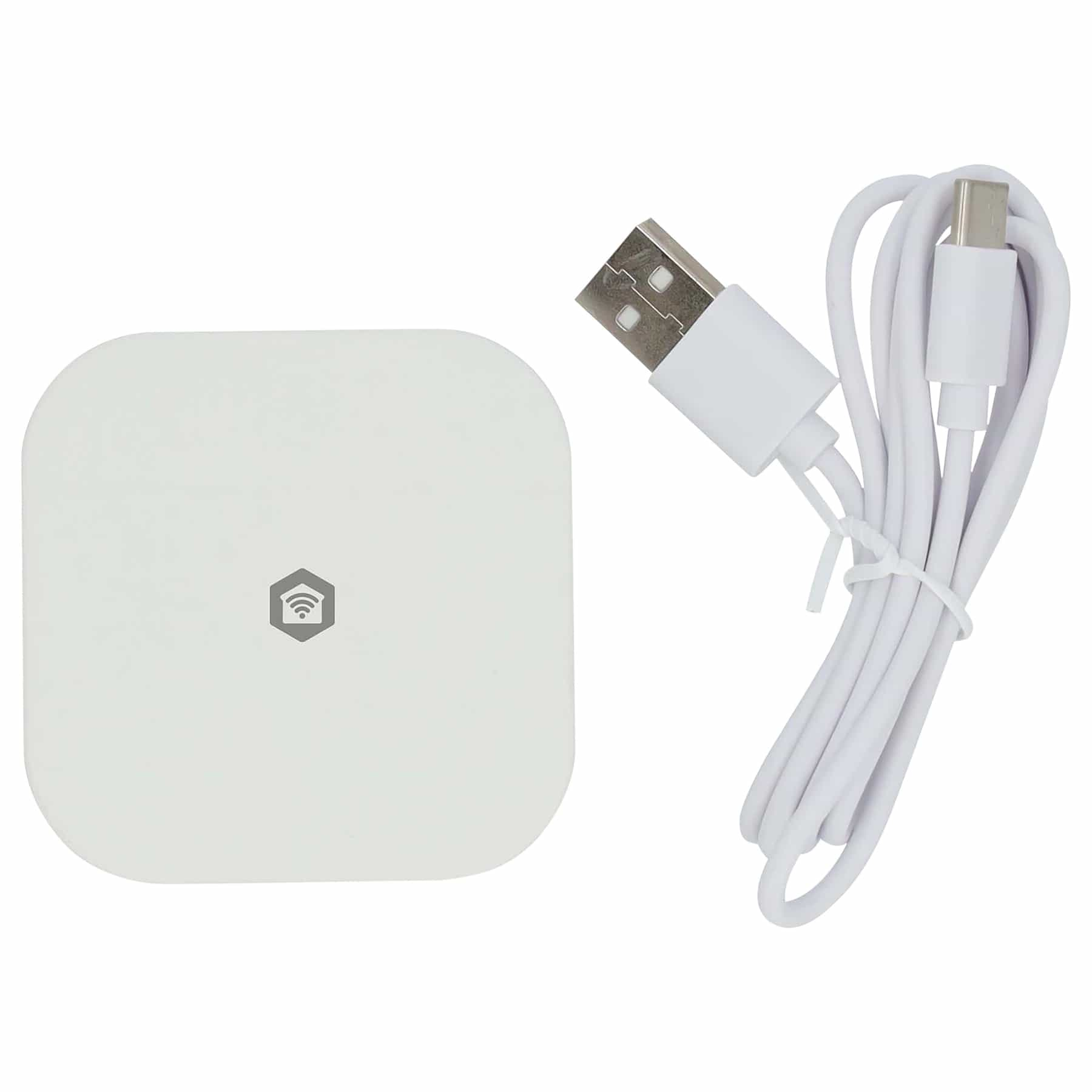 Een wit vierkant apparaat met een huis- en wifi-logo, naast een witte USB-kabel.