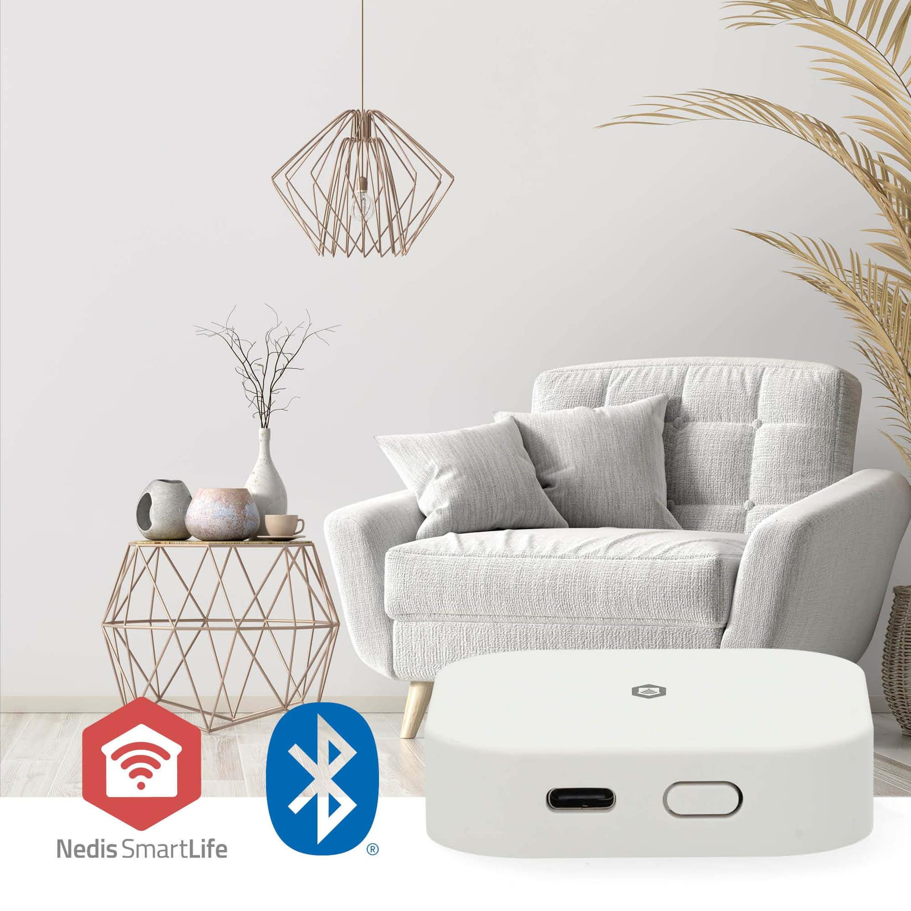 Een wit smart home-apparaat in een kamer, met een stoel, tafel en decoratieve elementen. Het apparaat heeft een Bluetooth-logo.