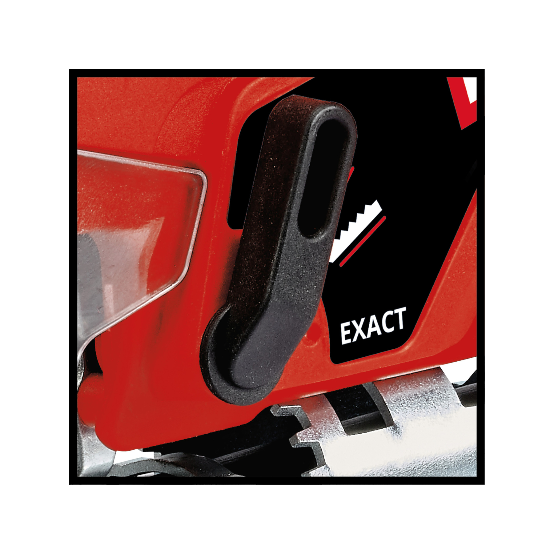 Zbliżenie czerwonej wyrzynarki. Czarny uchwyt, czarno-biała etykieta z napisem „EXACT”. Srebrne ostrze na dole.