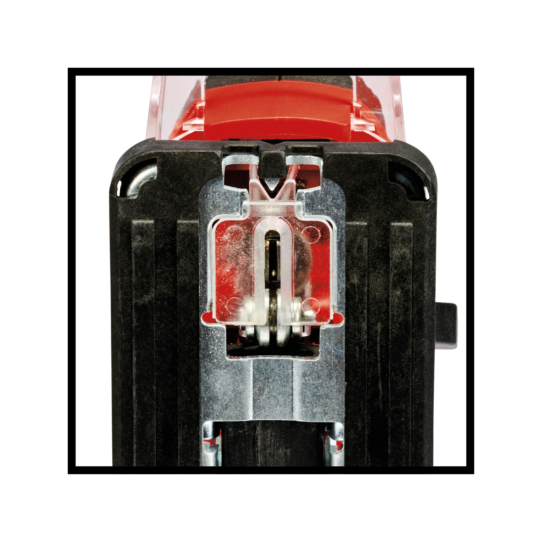 Zbliżenie obudowy ostrza wyrzynarki. Posiada czerwoną i czarną konstrukcję oraz metalowe elementy.