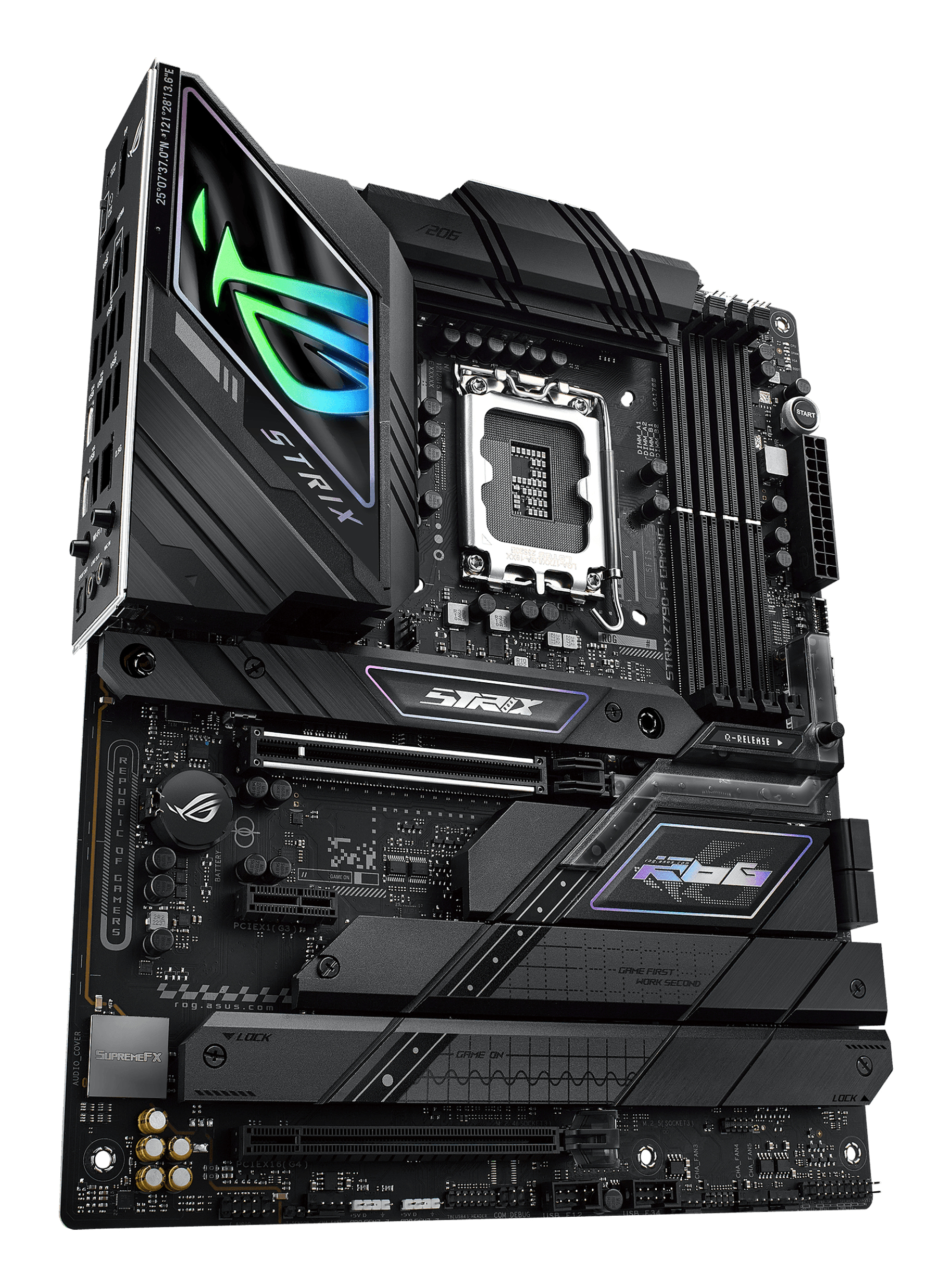 Una scheda madre nera con il logo ROG Strix, varie porte e slot è visualizzata su uno sfondo bianco, angolata verso l'alto.